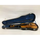 VINTAGE FULL SIZE VIOLIN BEARING RETAIL LABEL "LESLIE SHEPPARD" IN FITTED HARDCASE BY BEARE & SON
