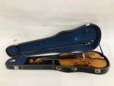 VINTAGE FULL SIZE VIOLIN BEARING RETAIL LABEL "LESLIE SHEPPARD" IN FITTED HARDCASE BY BEARE & SON