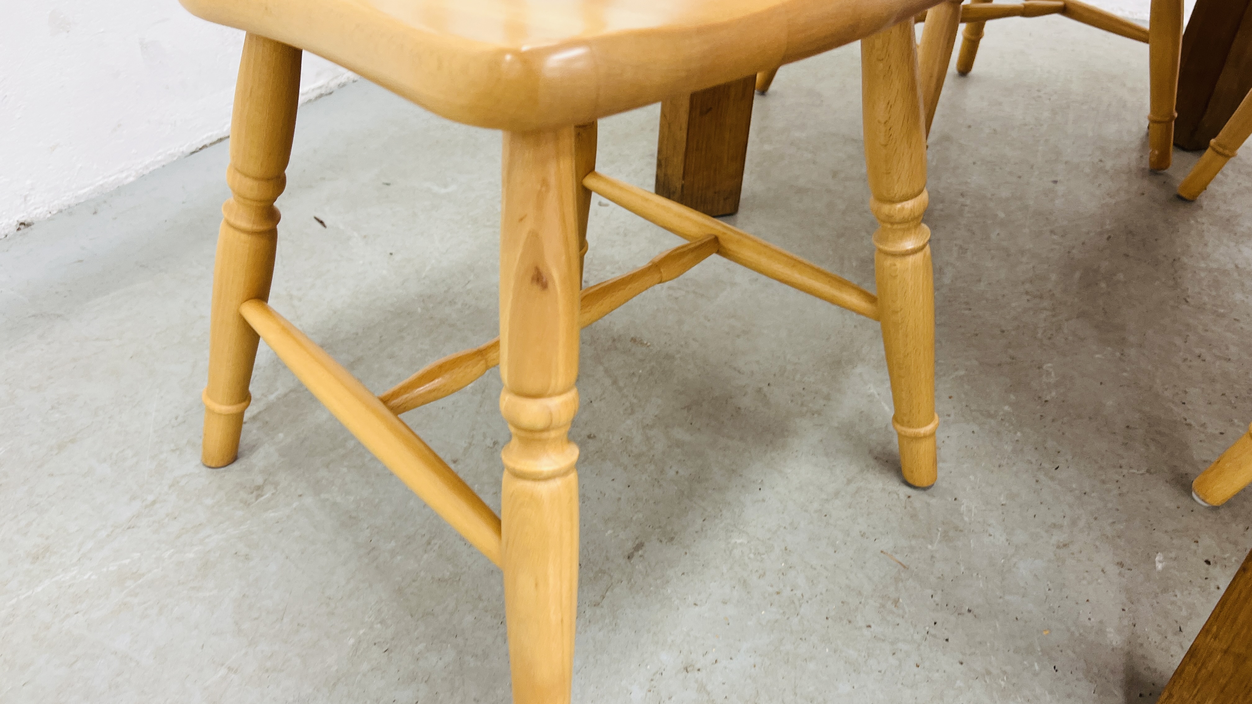 A SOLID OAK EXTENDING DINING TABLE ALONG WITH A SET OF FOUR BEECH WOOD DINING CHAIRS - Image 10 of 14