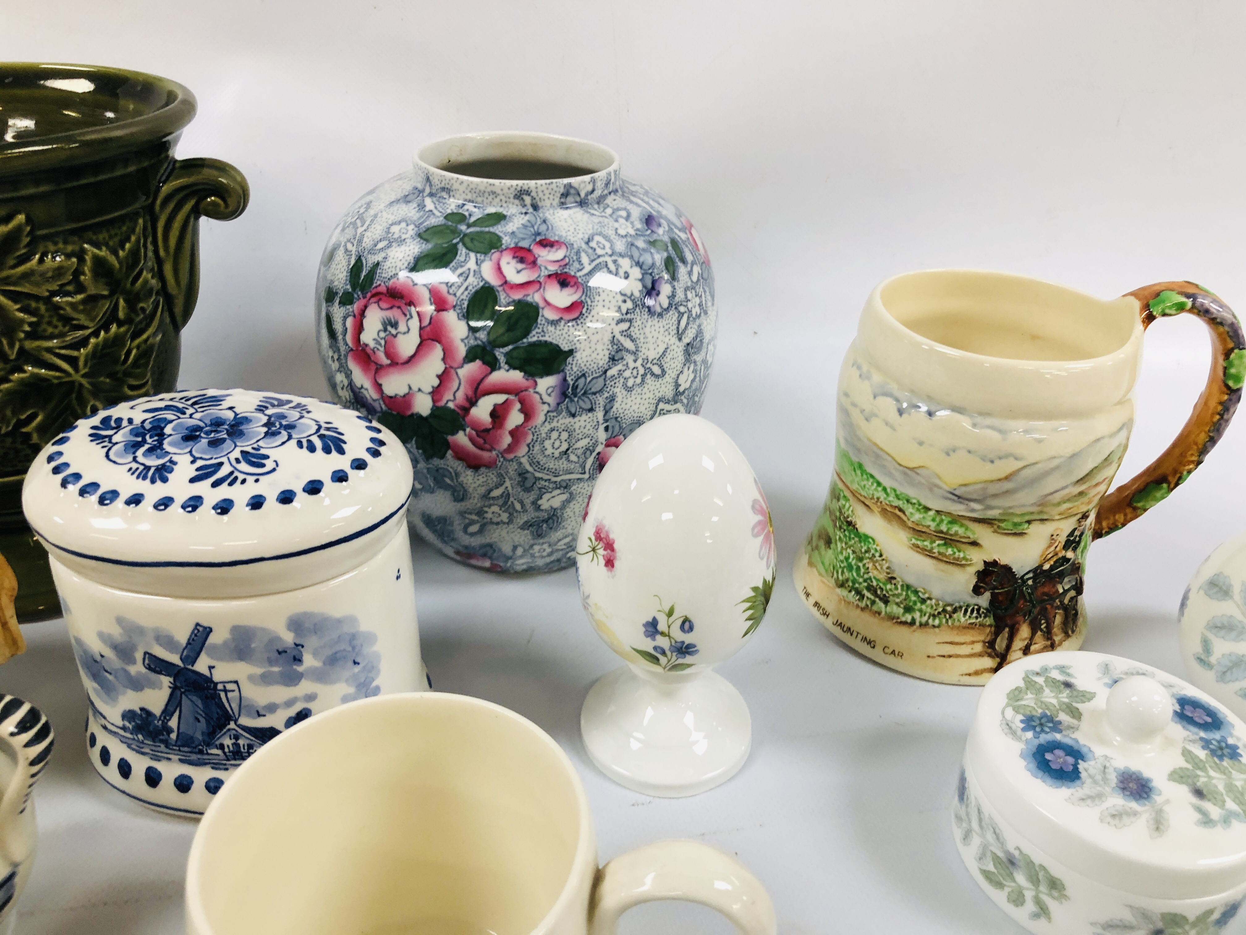 A GROUP OF ASSORTED CHINA TO INCLUDE HARDSTONE/CERAMIC EGGS, WEDGWOOD PAPERWEIGHT, - Image 6 of 7