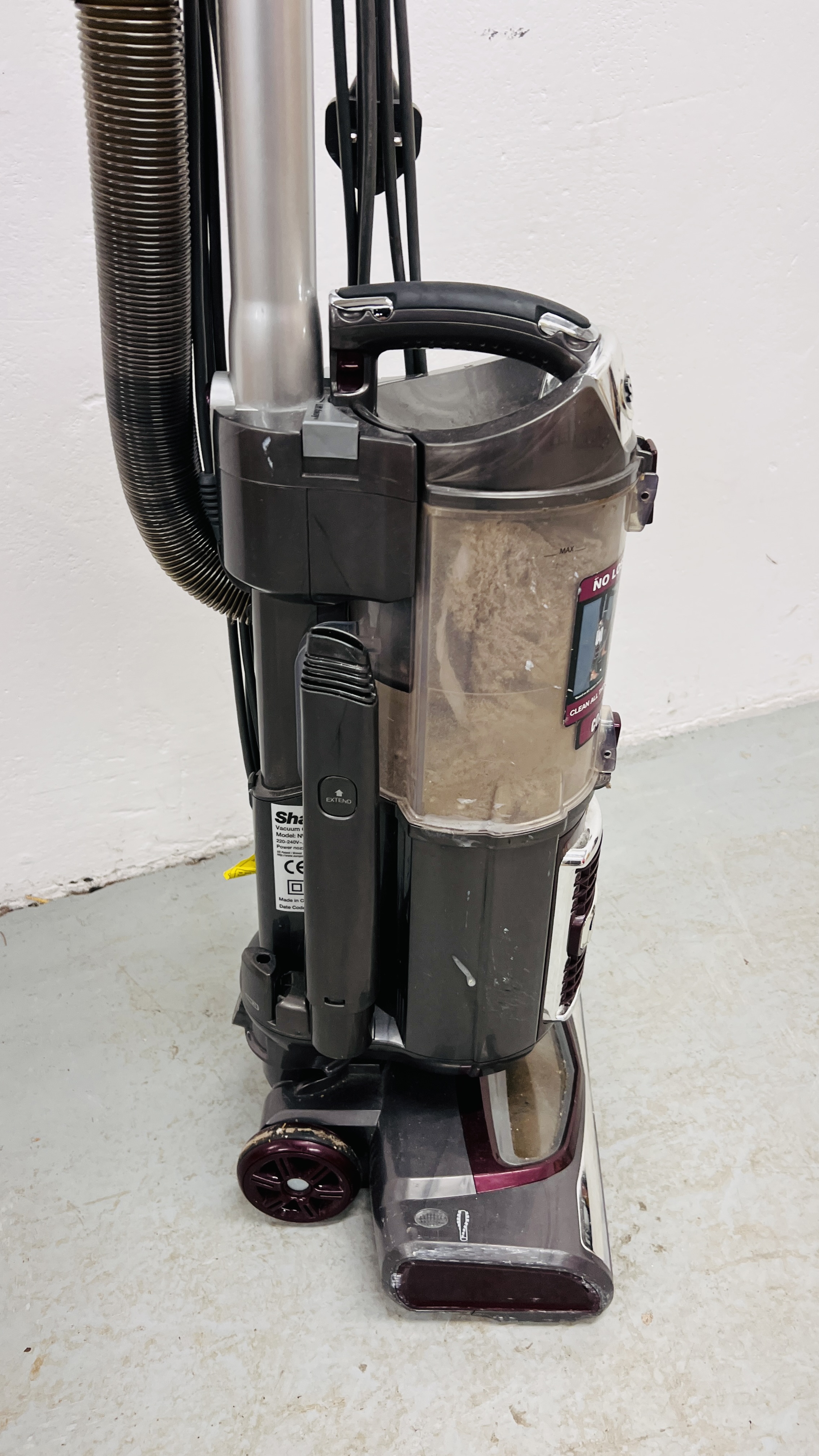 SHARK ROTATOR VACUUM CLEANER - SOLD AS SEEN. - Image 7 of 8