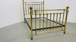 AN ORIGINAL VINTAGE BRASS BEDSTEAD, W 141CM.