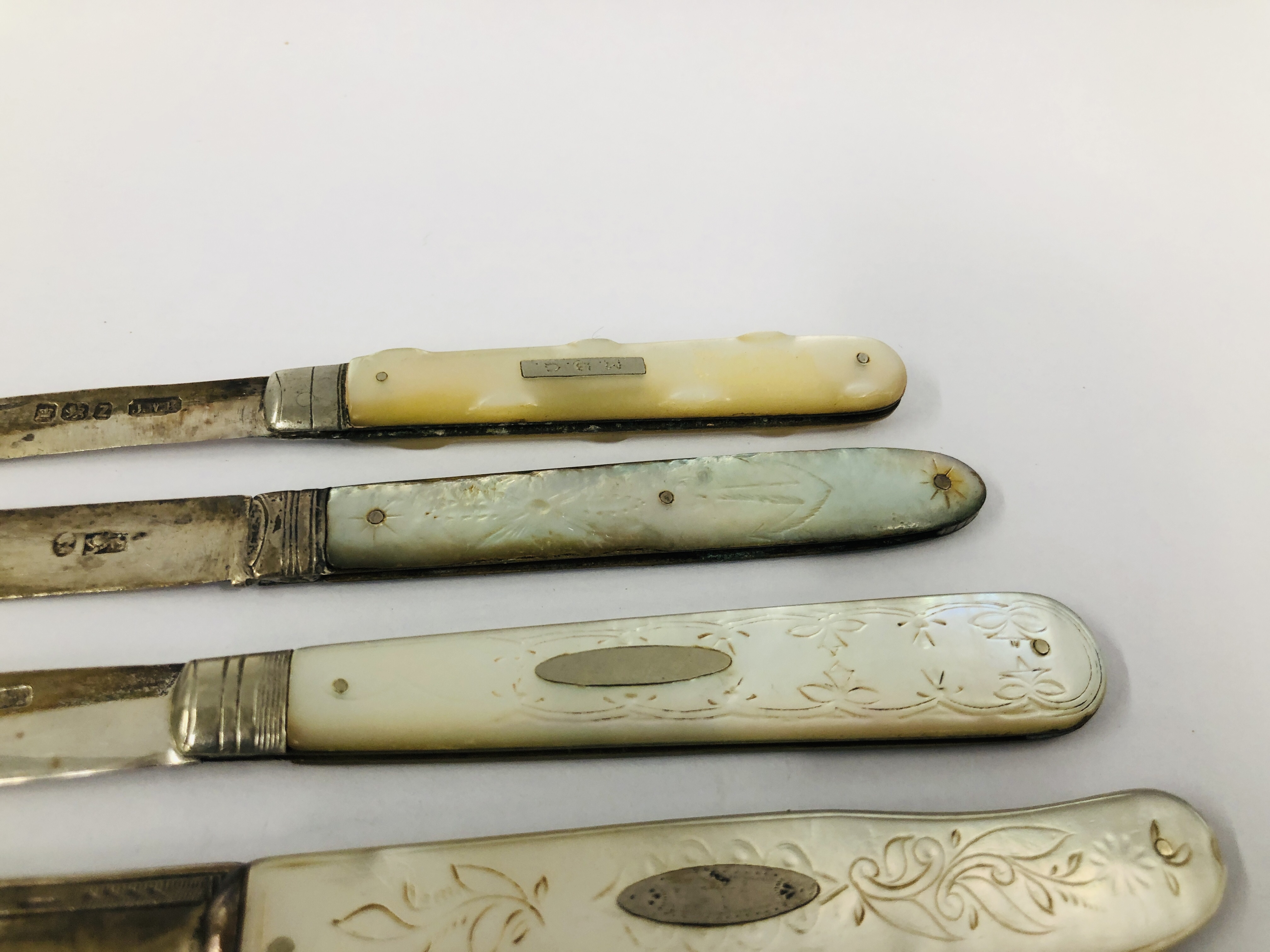 A GROUP OF FIVE VINTAGE SILVER AND MOTHER OF PEARL FRUIT/PEN KNIVES - Image 4 of 6