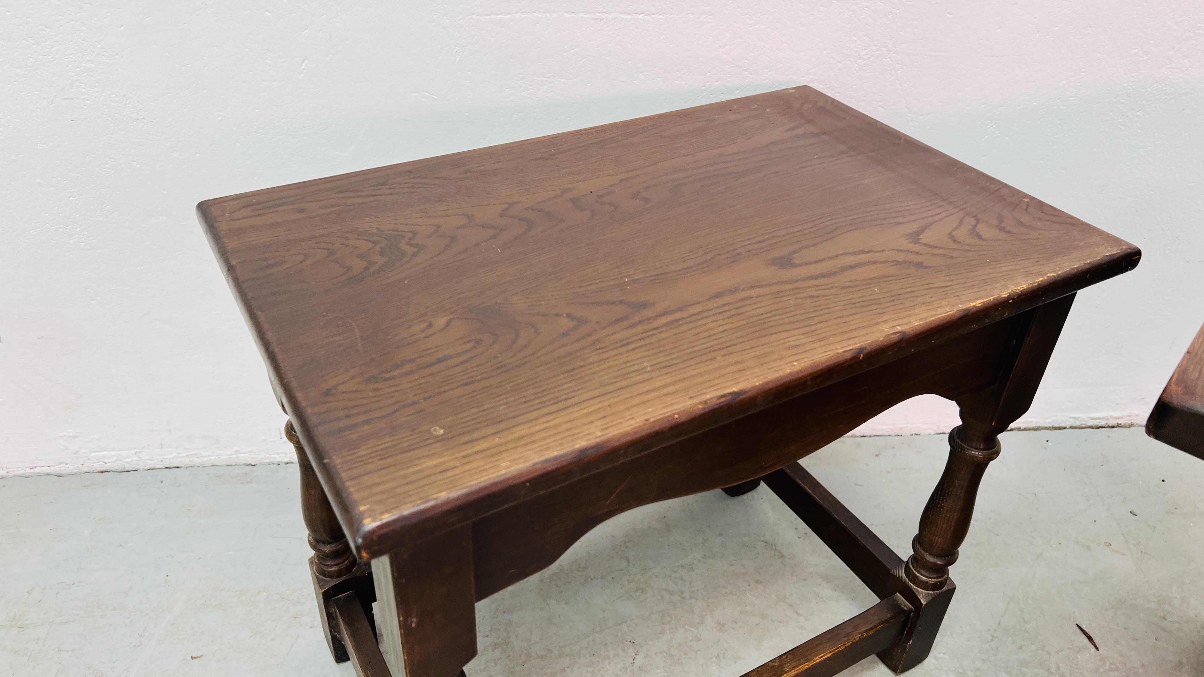 A NEST OF THREE OAK GRADUATED OCCASIONAL TABLES, RECTANGULAR TWO DRAWER OAK COFFEE TABLE WIDTH 49CM. - Image 7 of 12