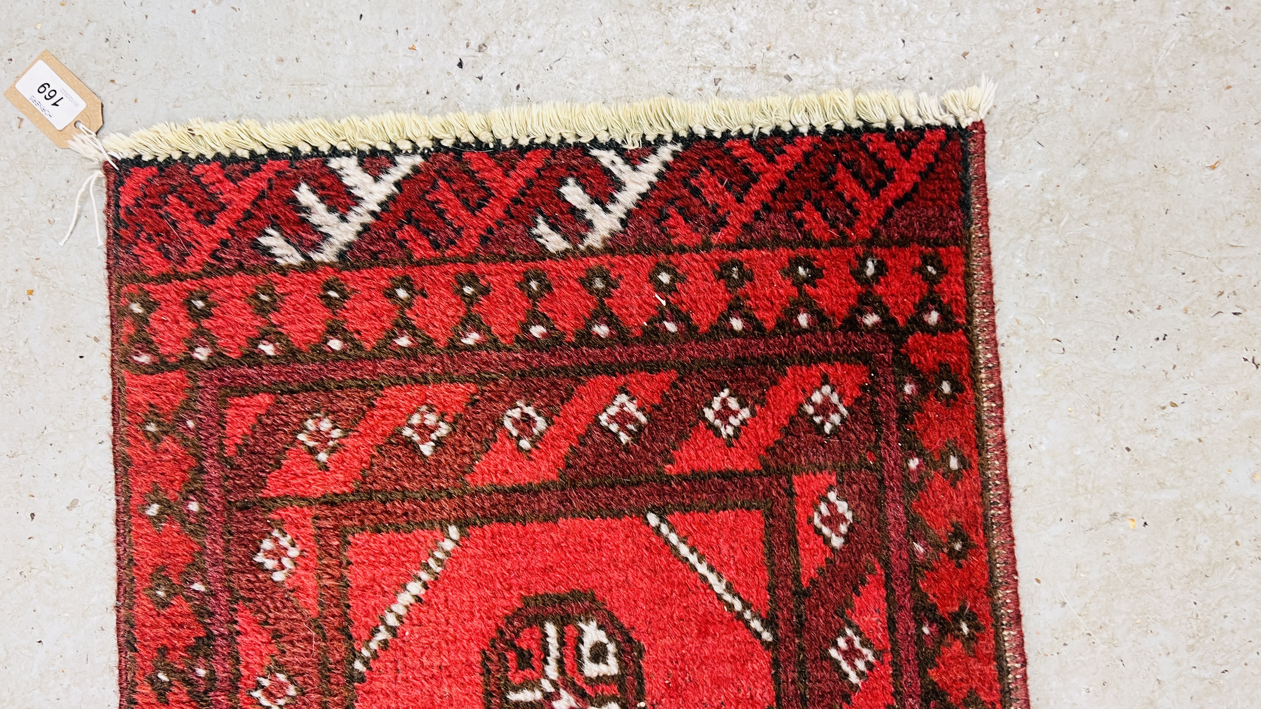 A SMALL RED PATTERNED EASTERN RUG 94CM. X 48CM. - Image 4 of 6
