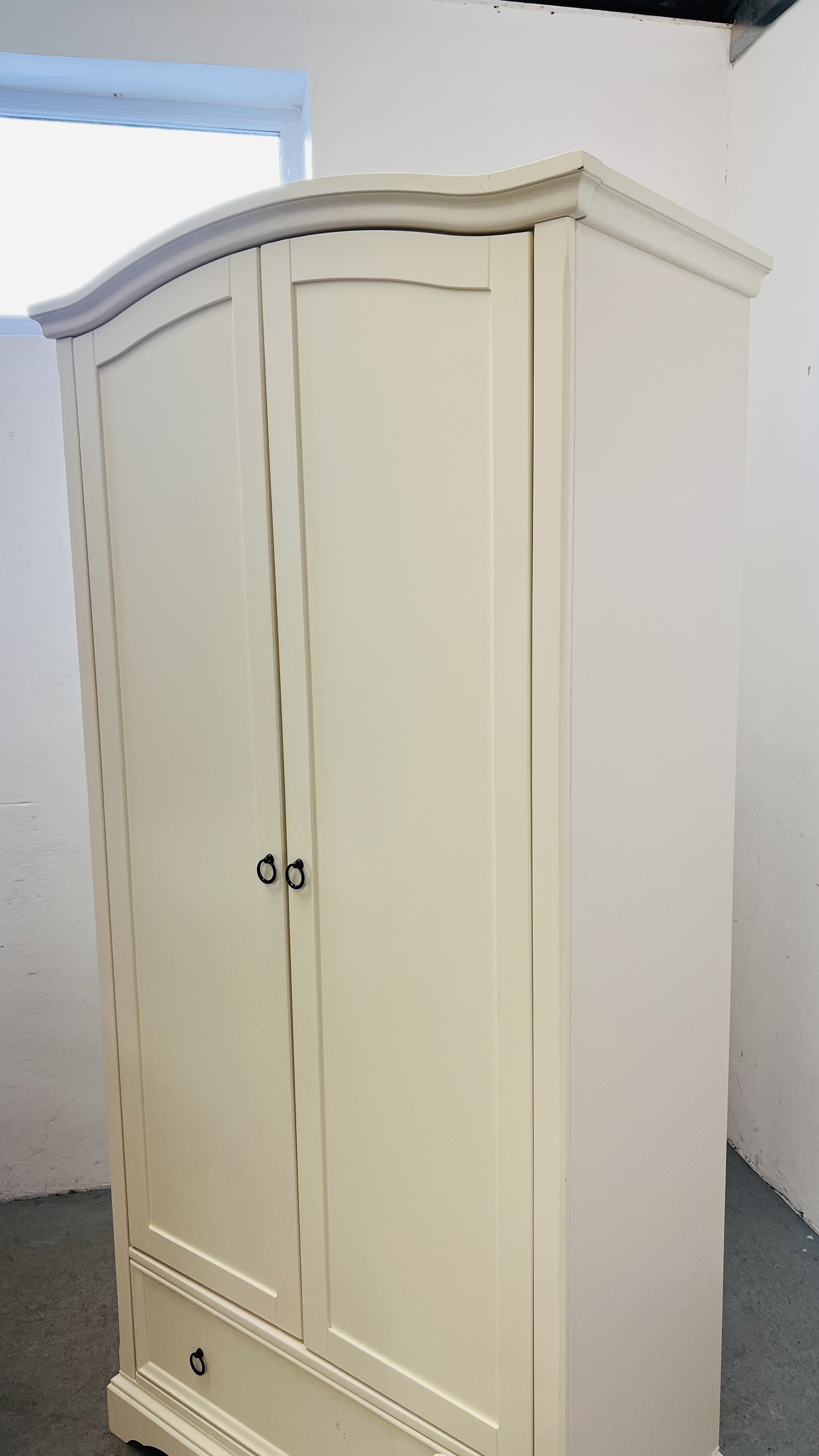 A JULIAN BOWEN THREE PIECE CREAM FINISH BEDROOM SUITE COMPRISING OF A DOUBLE WARDROBE WITH DRAWER - Image 5 of 15