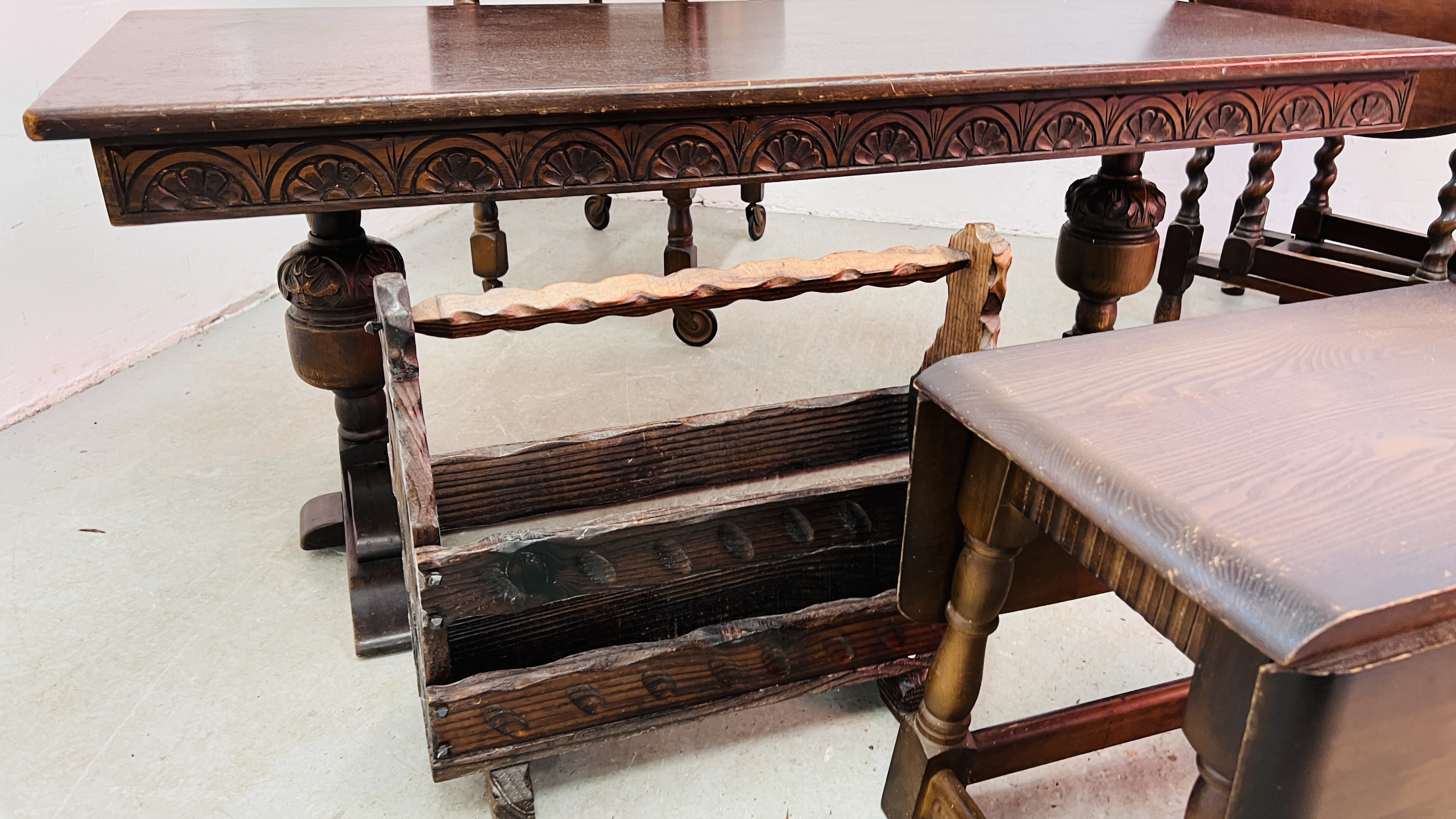 AN OAK FINISH RECTANGULAR COFFEE TABLE SUPPORTED BY TWO BULBOUS LEGS LENGTH 133CM. WIDTH 57CM. - Image 4 of 8