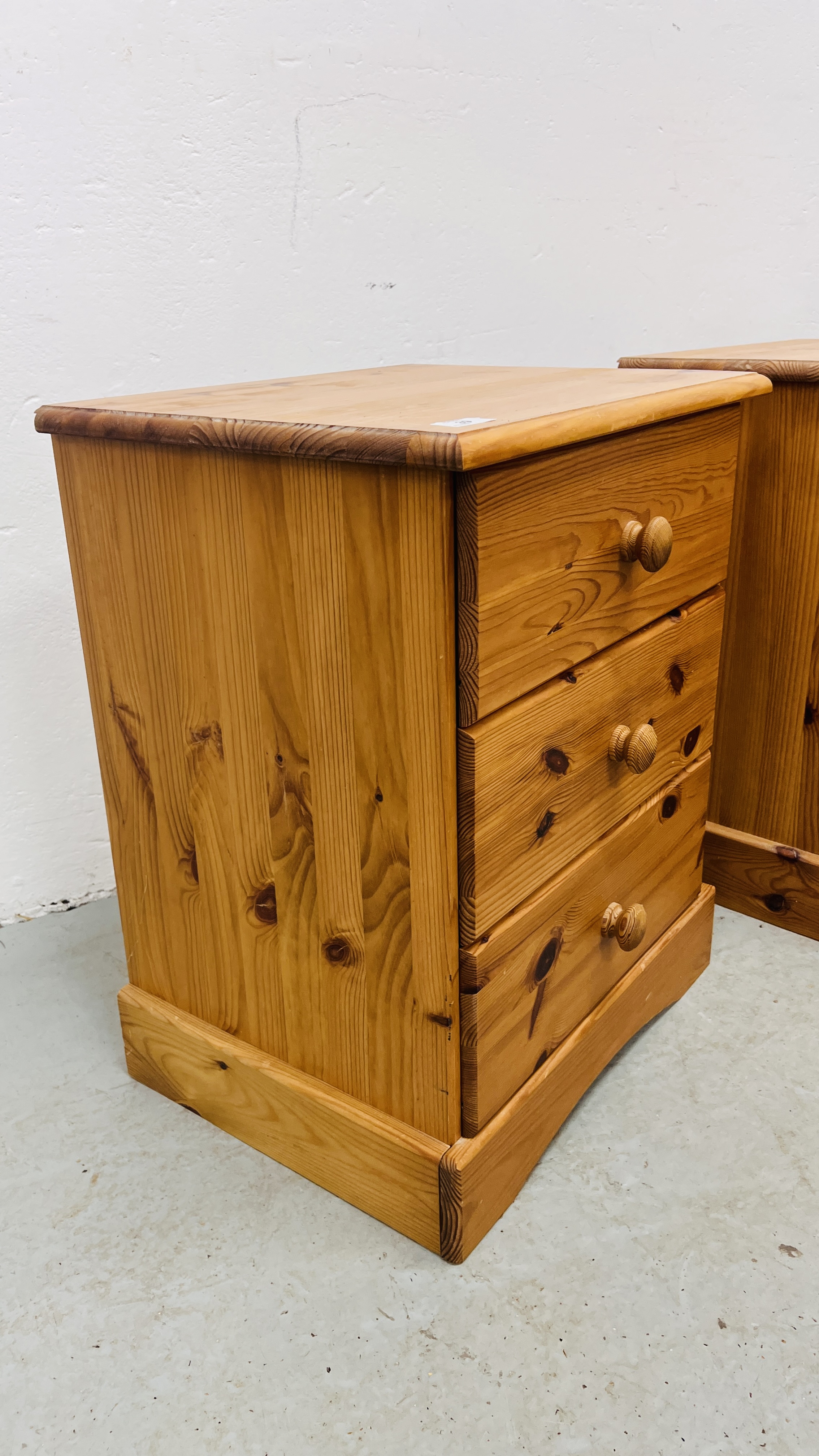 PAIR OF MODERN HONEY PINE THREE DRAWER BEDSIDE CHESTS, H 59CM. - Image 7 of 10
