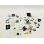 TRAY OF ASSORTED JEWELLERY TO INCLUDE MODERN SILVER CHAINS, COSTUME JEWELLERY,