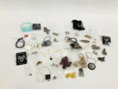 TRAY OF ASSORTED JEWELLERY TO INCLUDE MODERN SILVER CHAINS, COSTUME JEWELLERY,