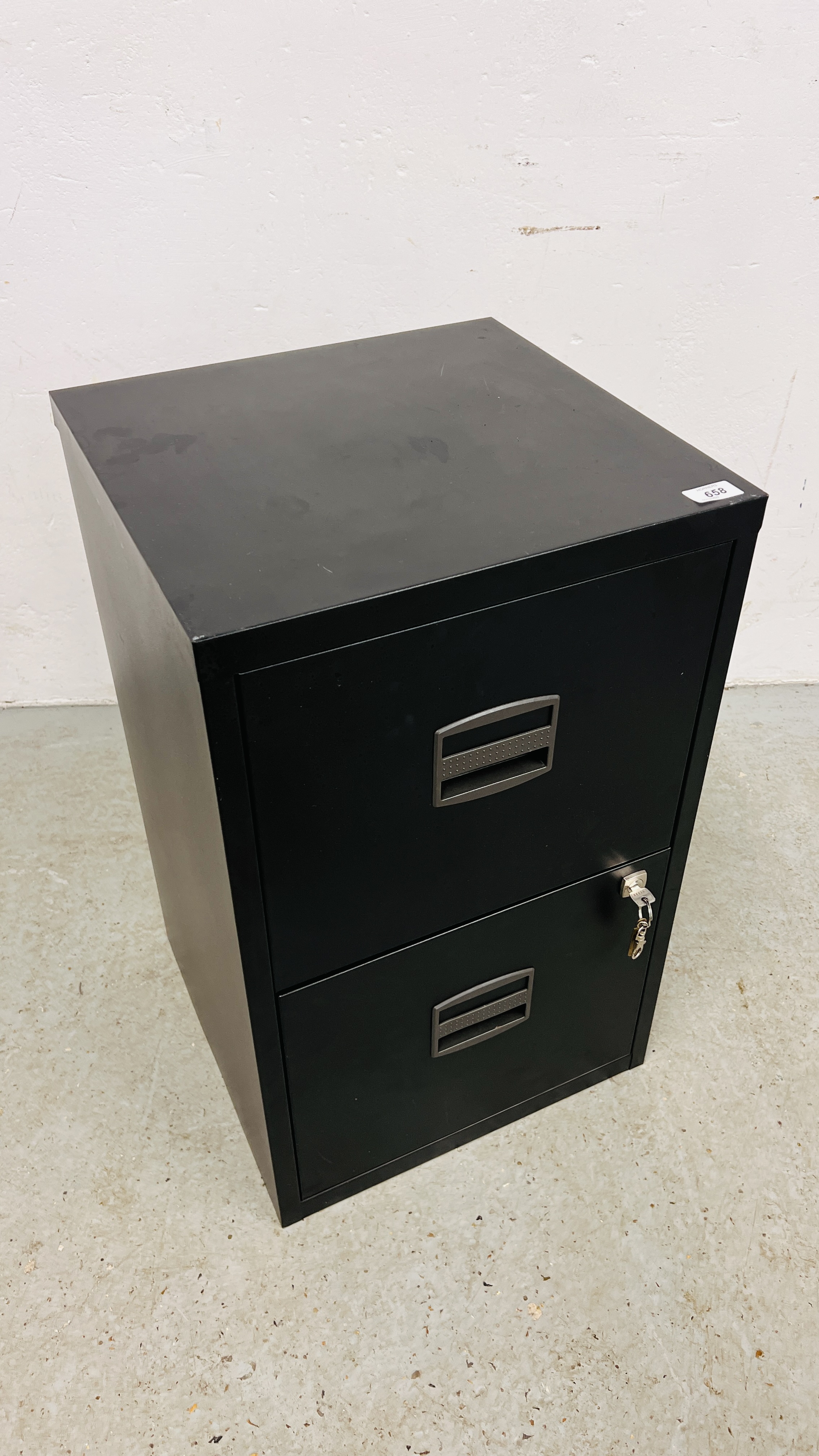 A BLACK FINISHED TWO DRAWER STEEL FILING CABINET COMPLETE WITH KEY - Image 2 of 5