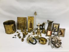 BOX OF MIXED METAL WARE TO INCLUDE BRASS WARE JUGS,