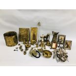 BOX OF MIXED METAL WARE TO INCLUDE BRASS WARE JUGS,