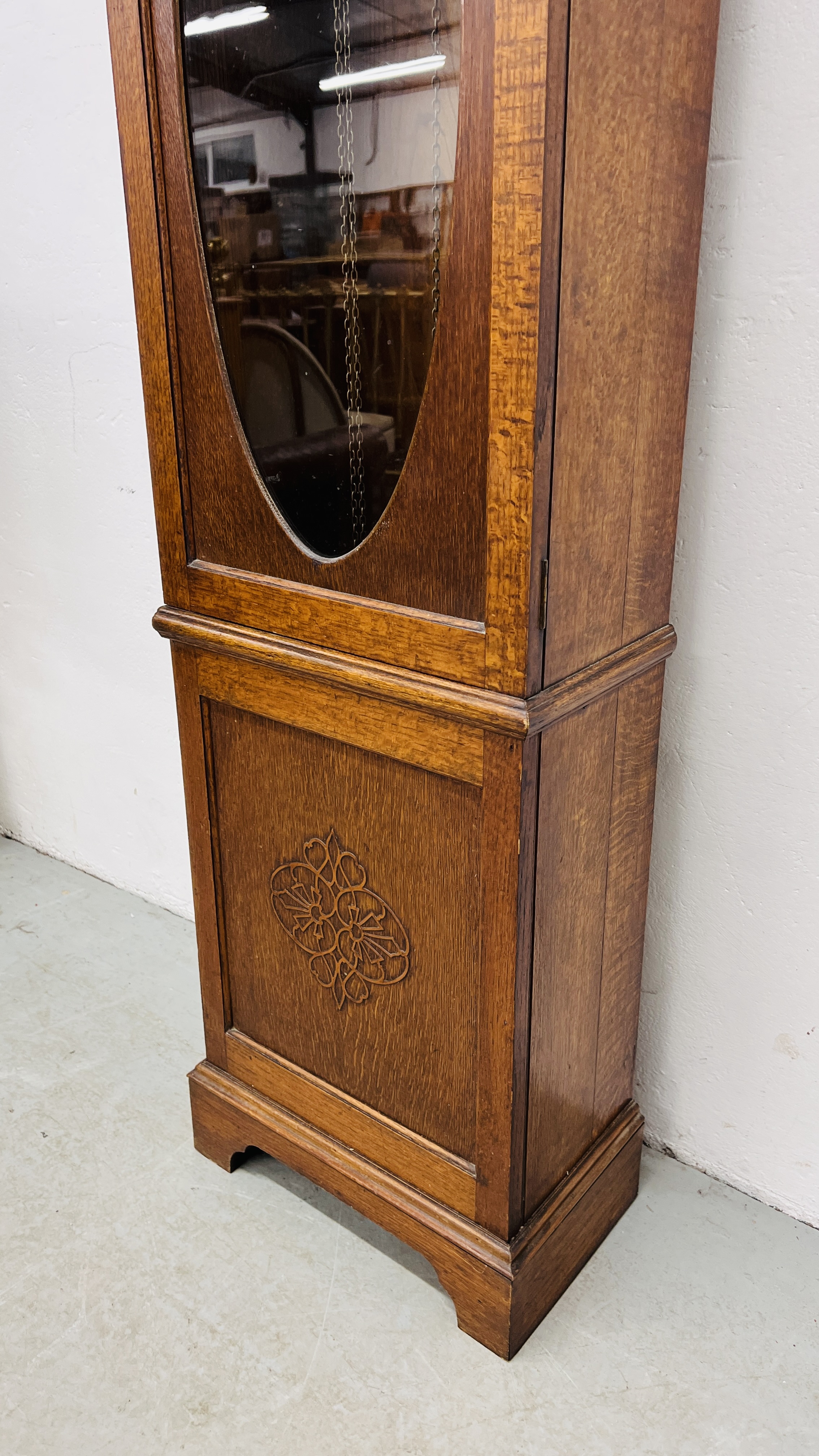 A GERMAN 1930's OAK CASED LONG CASE CLOCK WITH WESTMINSTER CHIME. - Image 5 of 8