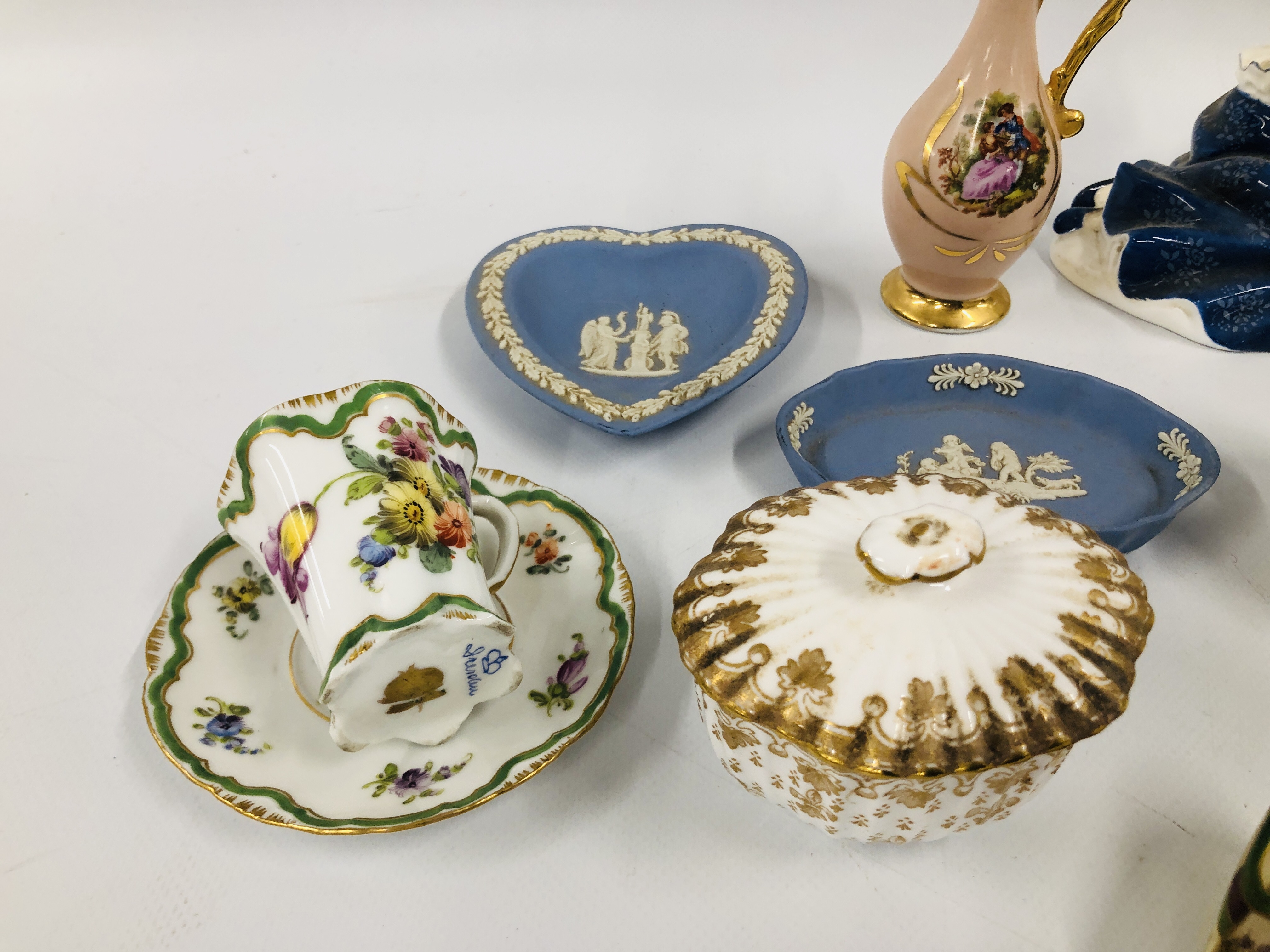 A GROUP OF CABINET CHINA TO INCLUDE THREE CRESTED WARE SWANS, ROYAL CROWN DERBY DISH, - Image 5 of 6