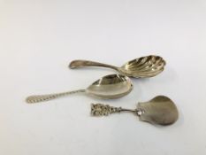 SILVER CADDY SPOON OF SHELL DESIGN, LONDON 1906 ALONG WITH A FURTHER SILVER CADDY SPOON,