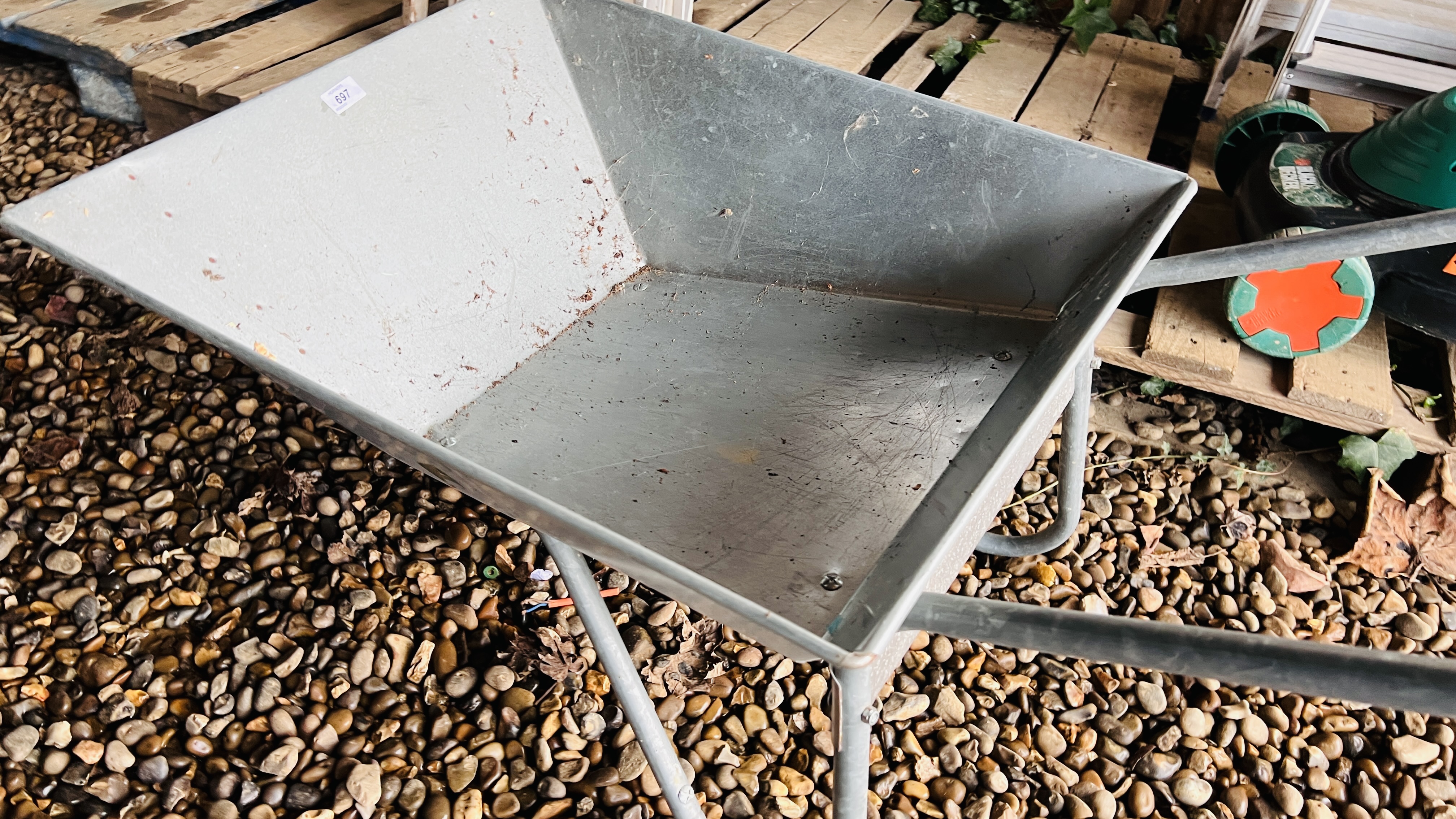 A GALVANISED GARDEN WHEEL BARROW - Image 2 of 4