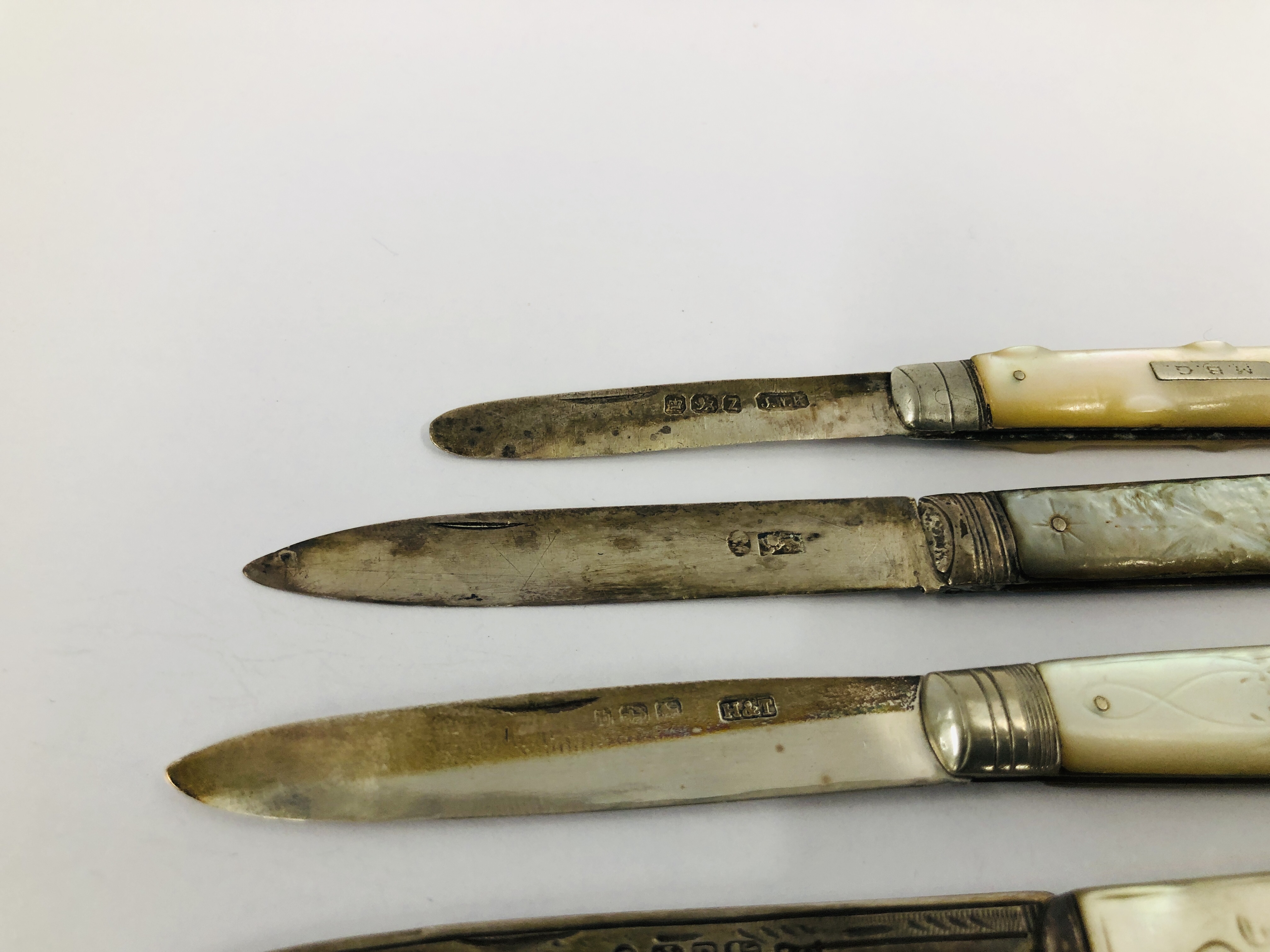 A GROUP OF FIVE VINTAGE SILVER AND MOTHER OF PEARL FRUIT/PEN KNIVES - Image 3 of 6
