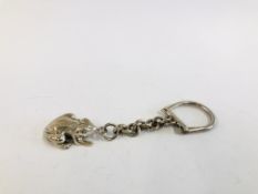 A SILVER FROG KEY RING, SHEFFIELD ASSAY.