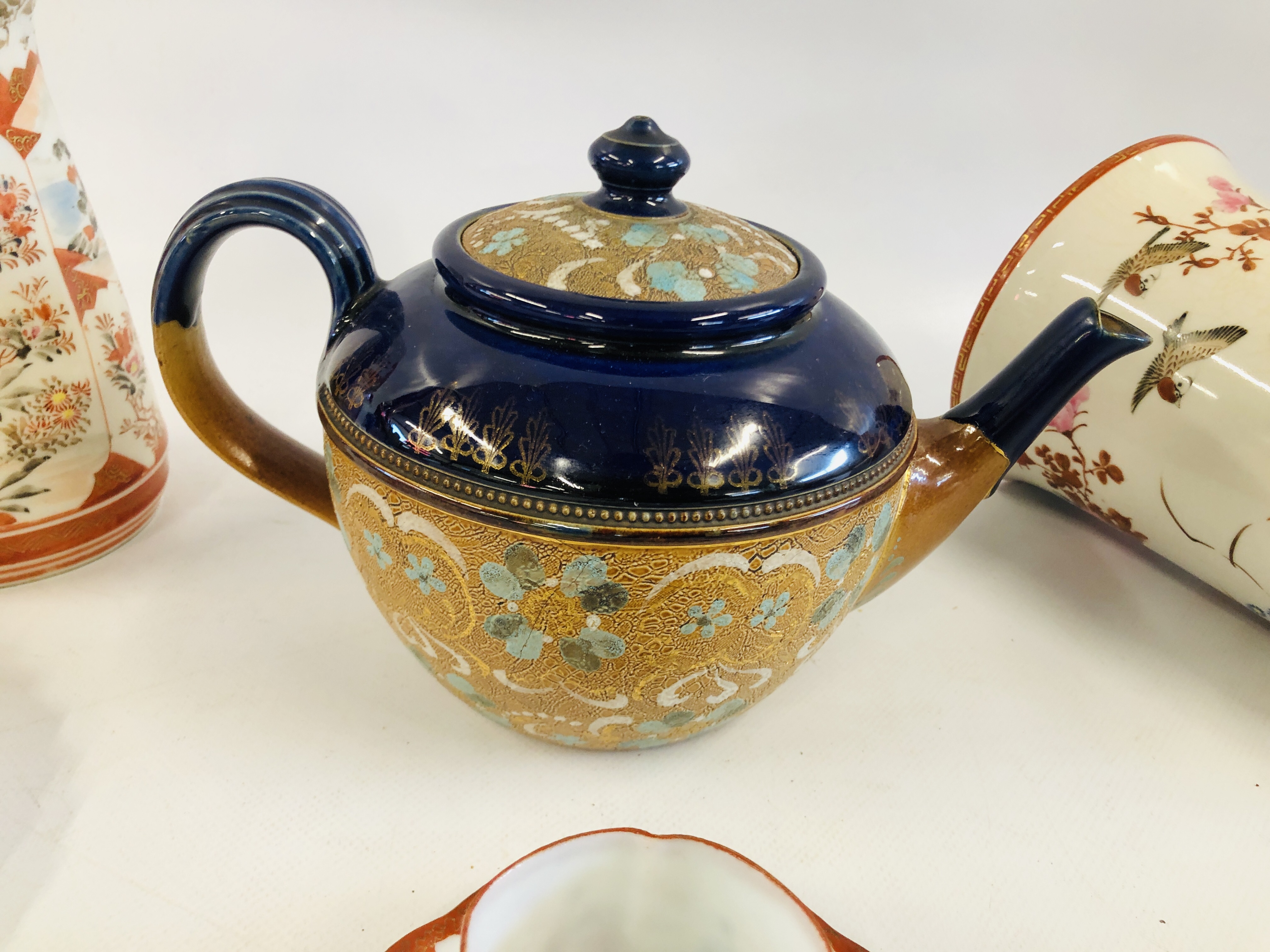 A GROUP OF ORIENTAL CERAMICS TO INCLUDE A TWO HANDLED LIDDED URN A/F, THREE JUGS AND A VASE, - Image 19 of 22