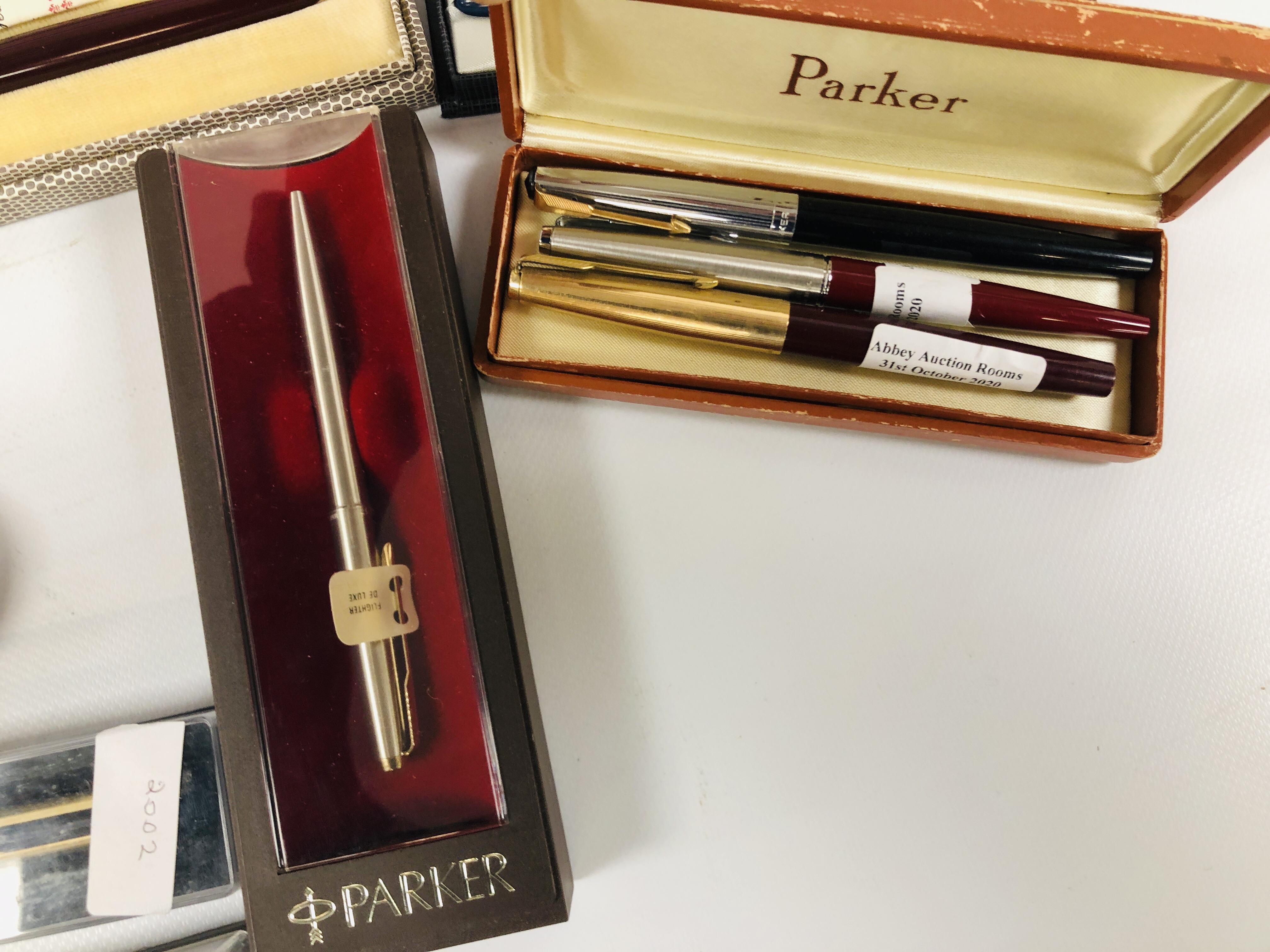 COLLECTION OF ASSORTED VINTAGE AND MODERN PARKER FOUNTAIN/PENS IN VARIOUS BOXES AND LOOSE SOME - Image 7 of 7