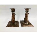 A PAIR OF COPPER ARTS AND CRAFTS CANDLESTICKS HEIGHT 19.5CM.