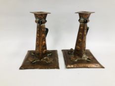 A PAIR OF COPPER ARTS AND CRAFTS CANDLESTICKS HEIGHT 19.5CM.