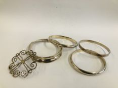 A GROUP OF FOUR SILVER BANGLES, TWO HINGED EXAMPLES ALONG WITH A DECORATIVE SILVER BROOCH,
