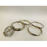 A GROUP OF FOUR SILVER BANGLES, TWO HINGED EXAMPLES ALONG WITH A DECORATIVE SILVER BROOCH,