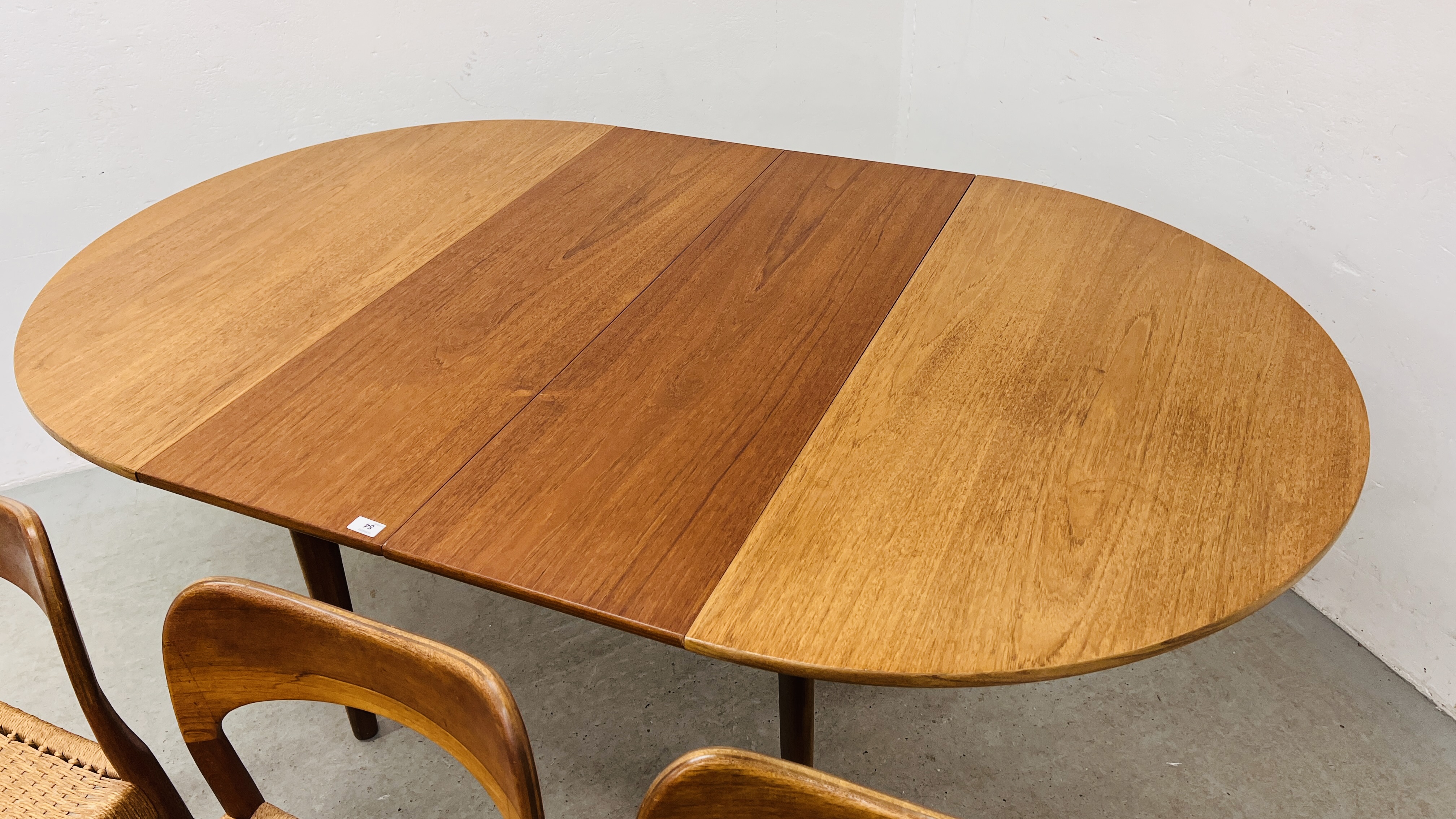 DANISH MID-CENTURY TEAK EXTENDING CIRCULAR DINING TABLE (2 LEAVES) ALONG WITH A SET OF SIX DANISH - Image 17 of 23