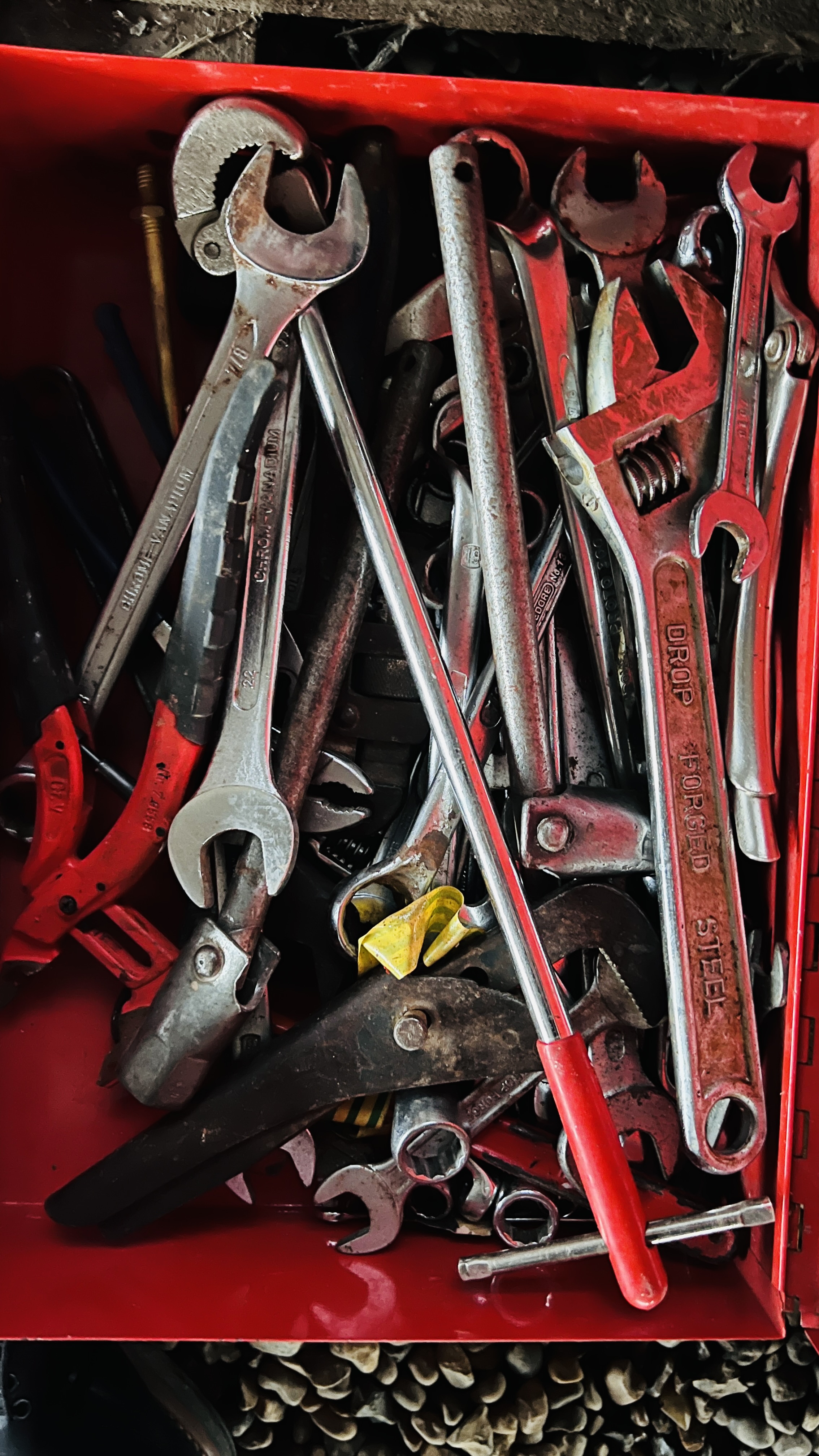 SIX BOXES ASSORTED SHED SUNDRIES TO INCLUDE GAUGES, SPANNERS, DRILL BITS, TILE CUTTER AND WORKMATE. - Image 3 of 7