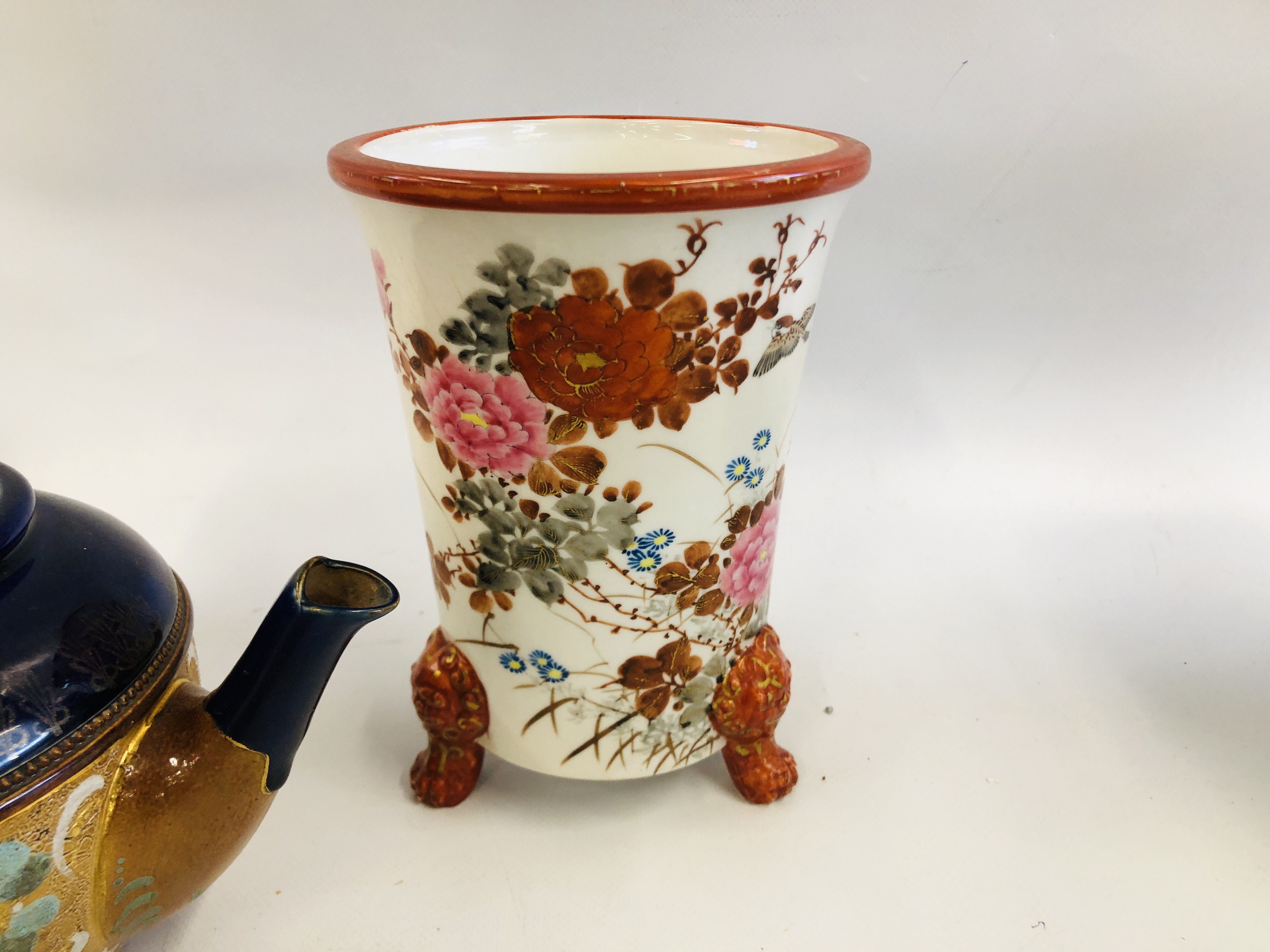 A GROUP OF ORIENTAL CERAMICS TO INCLUDE A TWO HANDLED LIDDED URN A/F, THREE JUGS AND A VASE, - Image 15 of 22