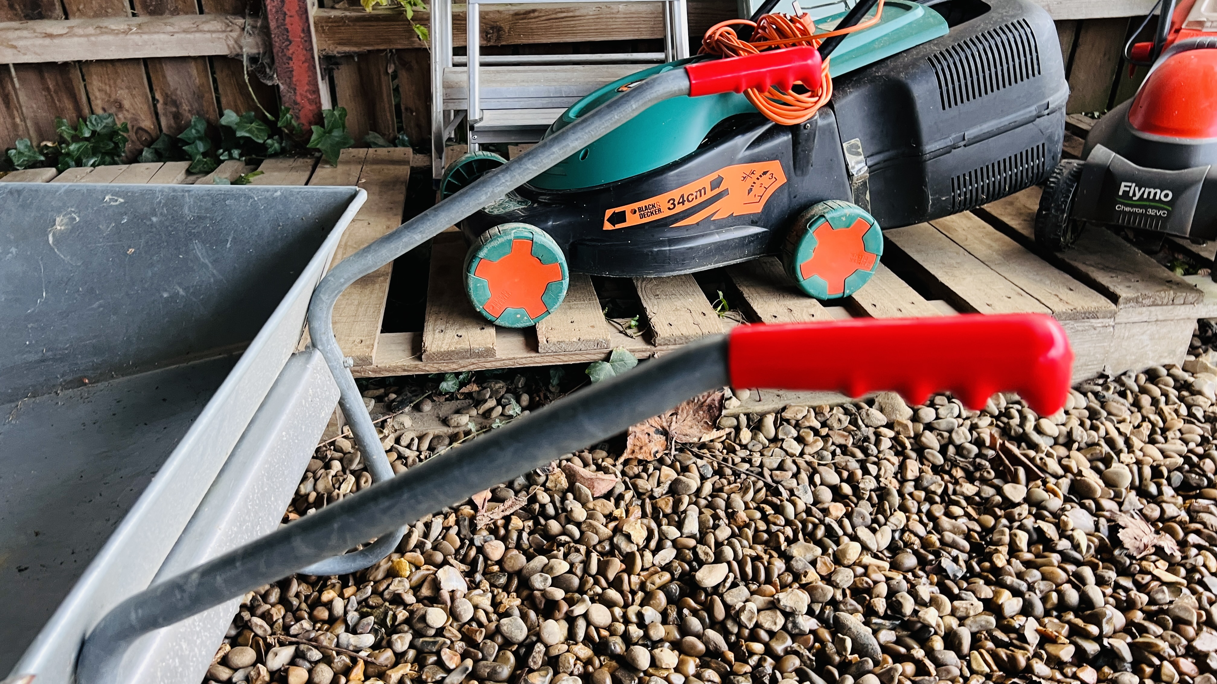 A GALVANISED GARDEN WHEEL BARROW - Image 4 of 4