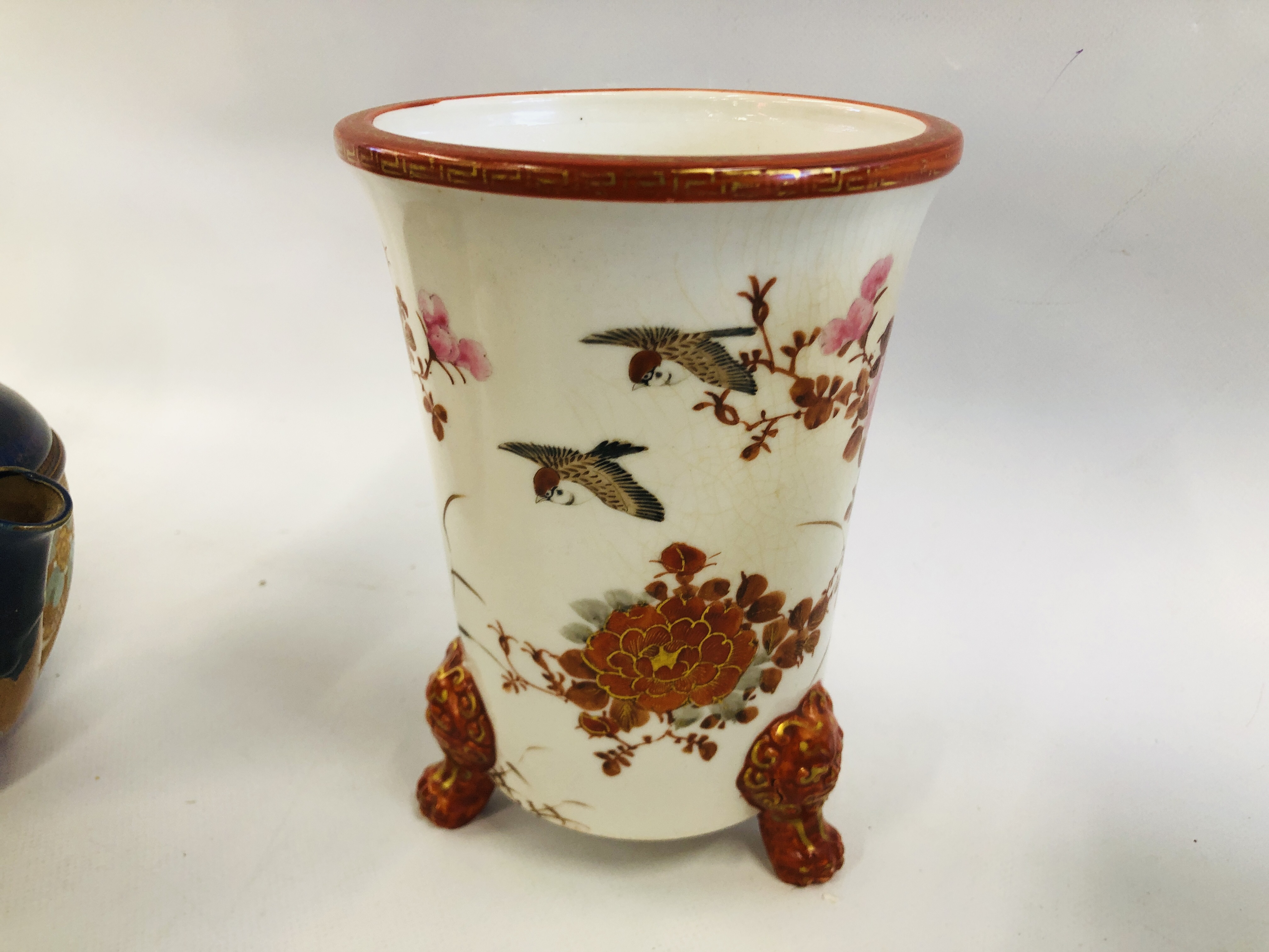 A GROUP OF ORIENTAL CERAMICS TO INCLUDE A TWO HANDLED LIDDED URN A/F, THREE JUGS AND A VASE, - Image 17 of 22