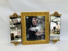 A GILT FRAMED PARES PRINT WITH A PAIR OF ORNATE GILT MIRRORS.