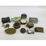 A GROUP OF VINTAGE TRINKET BOXES TO INCLUDE PEWTER AND BRASS, GLASS AND BRASS SOUVENIR CASKET,