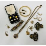 A GROUP OF VINTAGE JEWELLERY TO INCLUDE ROLLED GOLD LOCKETS,