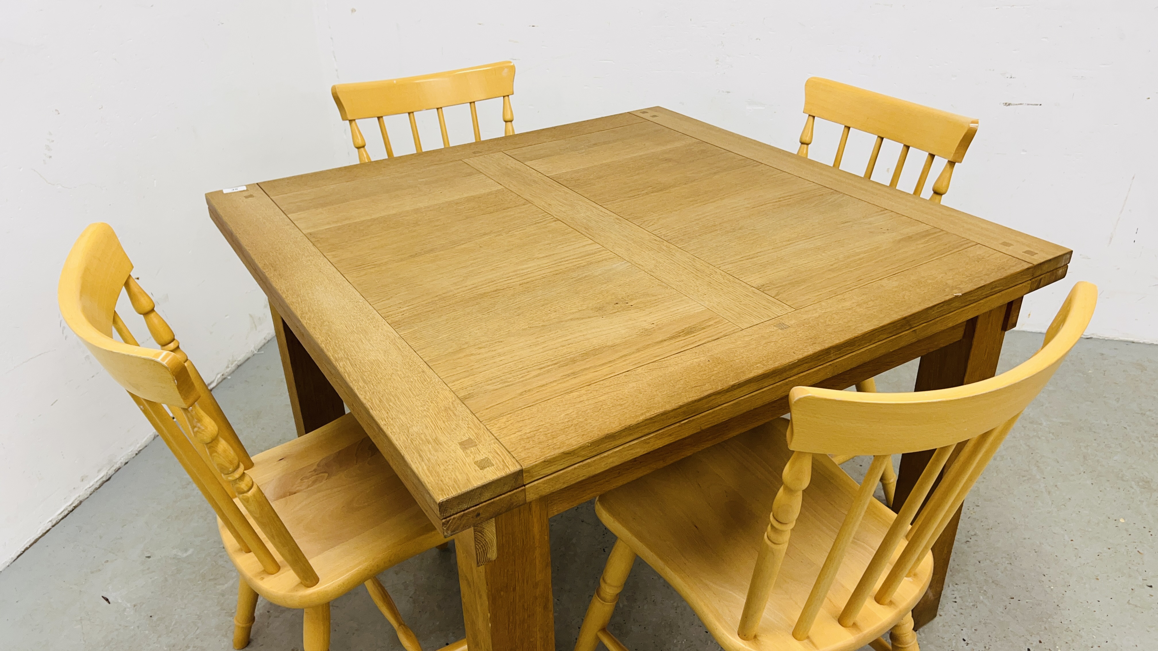 A SOLID OAK EXTENDING DINING TABLE ALONG WITH A SET OF FOUR BEECH WOOD DINING CHAIRS - Image 4 of 14