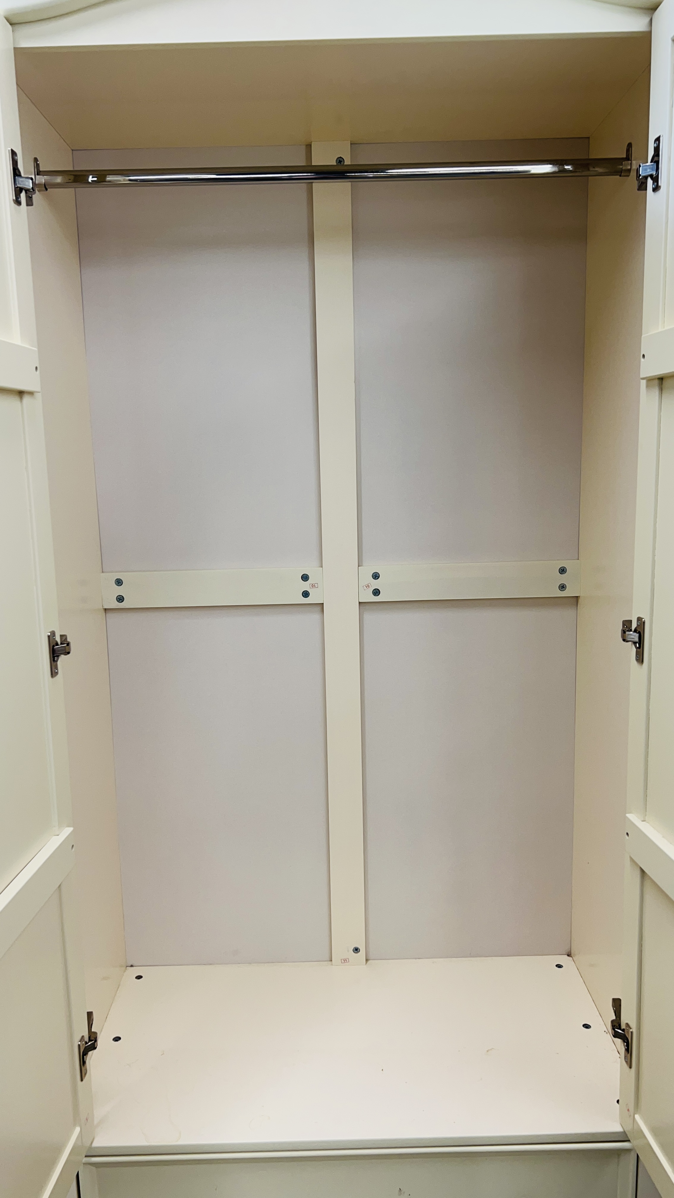 A JULIAN BOWEN THREE PIECE CREAM FINISH BEDROOM SUITE COMPRISING OF A DOUBLE WARDROBE WITH DRAWER - Image 14 of 15