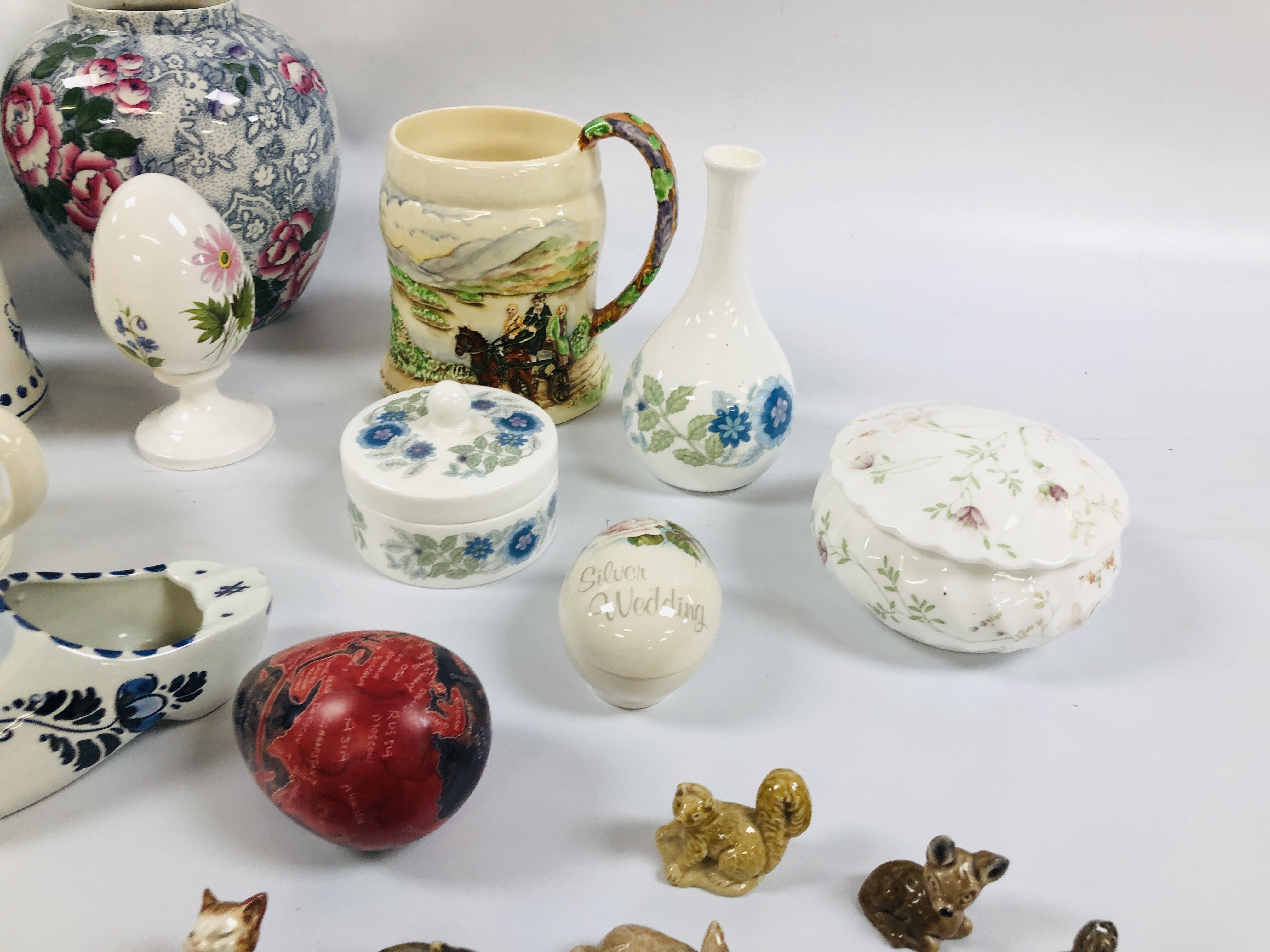 A GROUP OF ASSORTED CHINA TO INCLUDE HARDSTONE/CERAMIC EGGS, WEDGWOOD PAPERWEIGHT, - Image 7 of 7