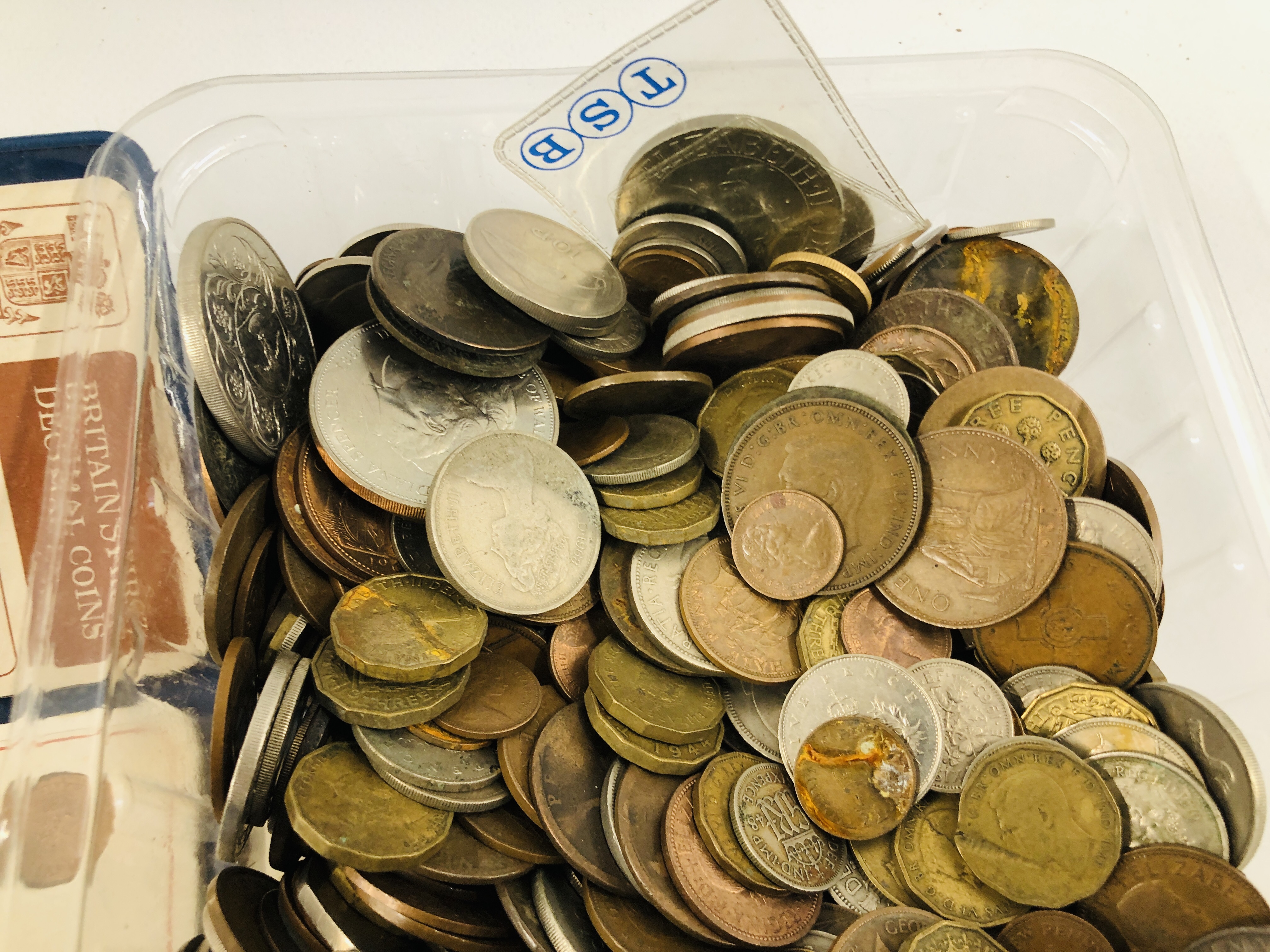 A TUB OF MIXED GB AND COMMONWEALTH COINS. - Image 2 of 4