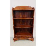 A GOOD QUALITY REPRODUCTION HARDWOOD FOUR TIER BOOKSHELF WITH DRAWER TO BASE WIDTH 68CM. DEPTH 24CM.