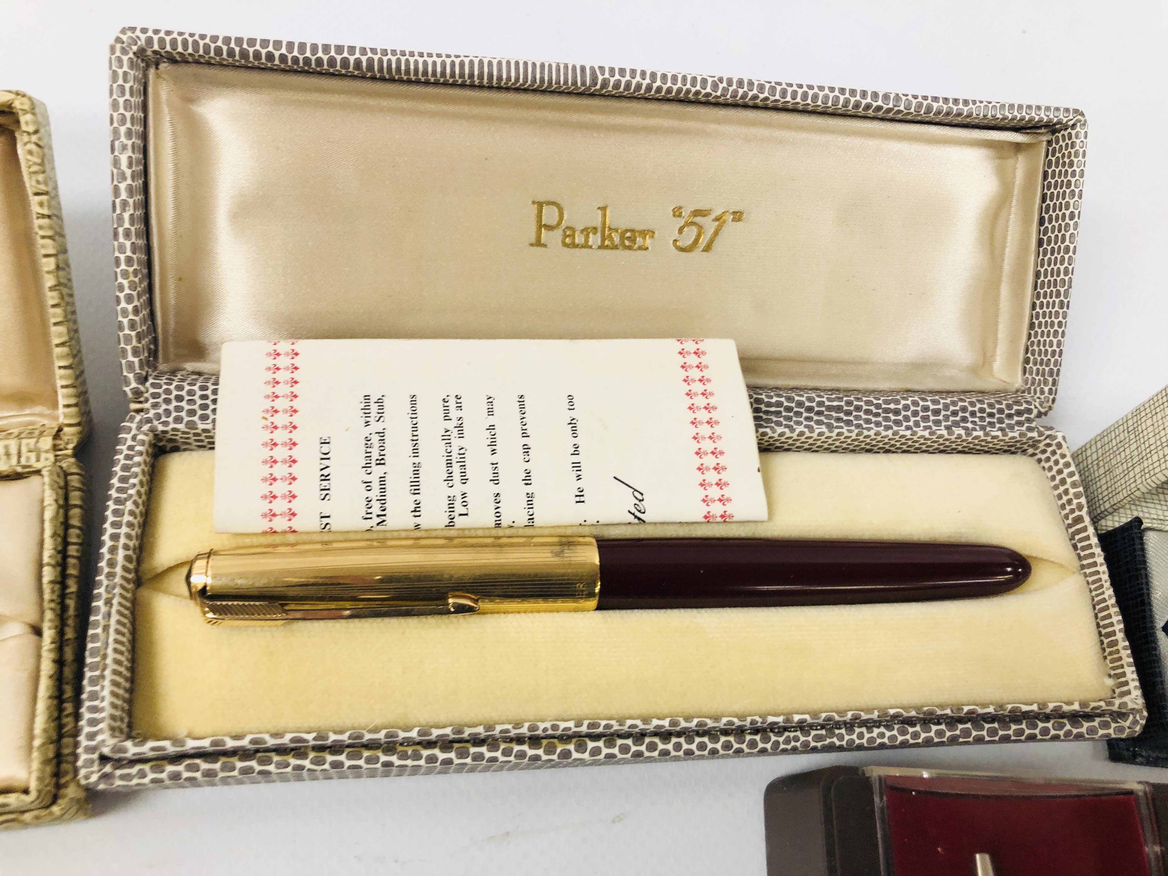 COLLECTION OF ASSORTED VINTAGE AND MODERN PARKER FOUNTAIN/PENS IN VARIOUS BOXES AND LOOSE SOME - Image 5 of 7