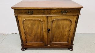 A VICTORIAN MAHOGANY DRESSER BASE, THE TWO ARCHED PANELLED DOORS BELOW A SINGLE DRAWER WIDTH 100CM.