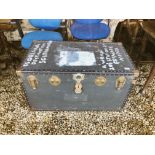 VINTAGE TRUNK WITH STUD WORK DETAIL, CONTENTS TO INCLUDE HESIAN AND OTHER MATERIAL, WALL PAPER, ETC.