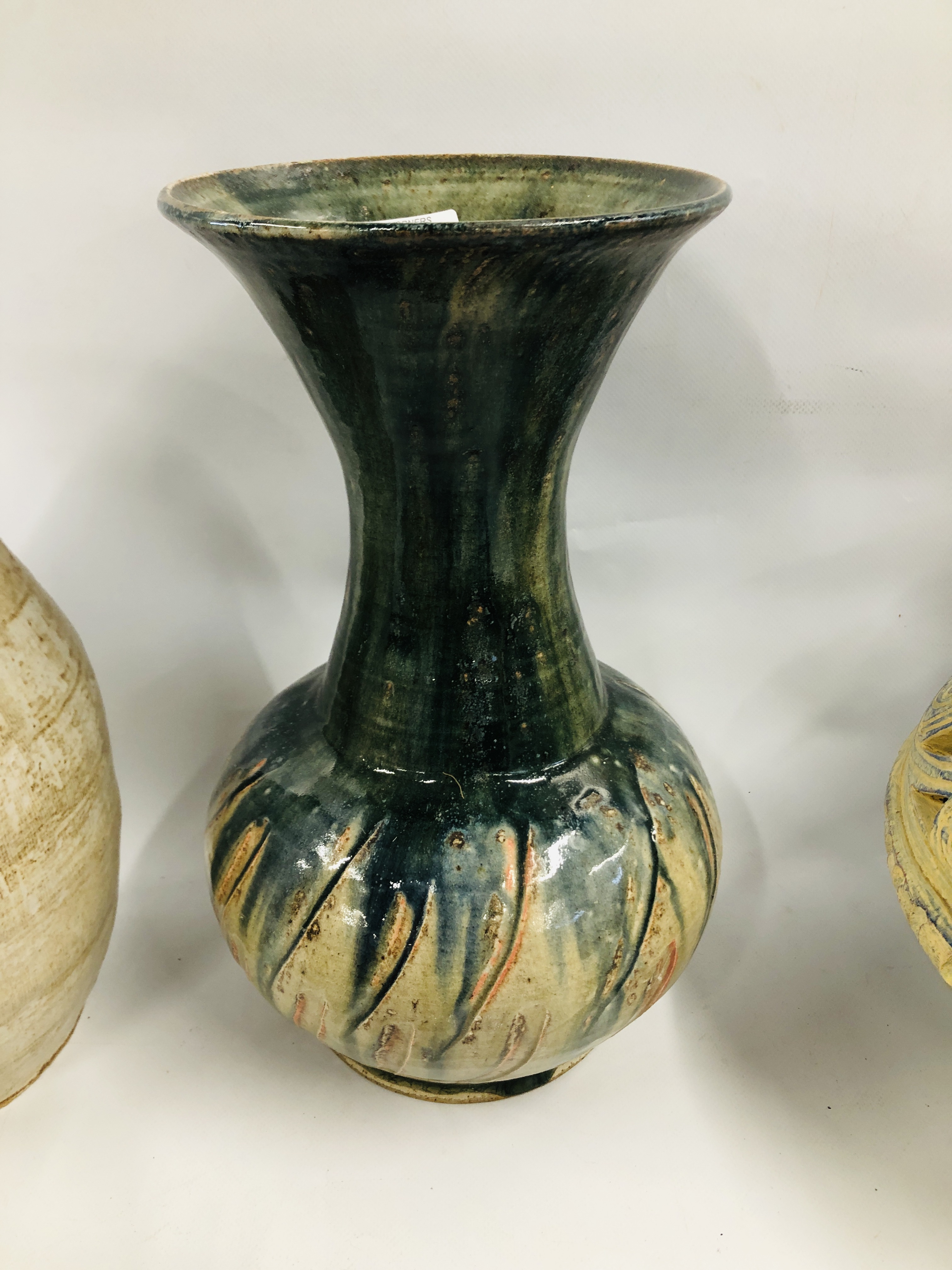 4 PIECES OF STUDIO POTTERY TO INCLUDE LARGE TABLE LAMP, FRUIT BOWL, AND TWO VASES, - Image 6 of 8