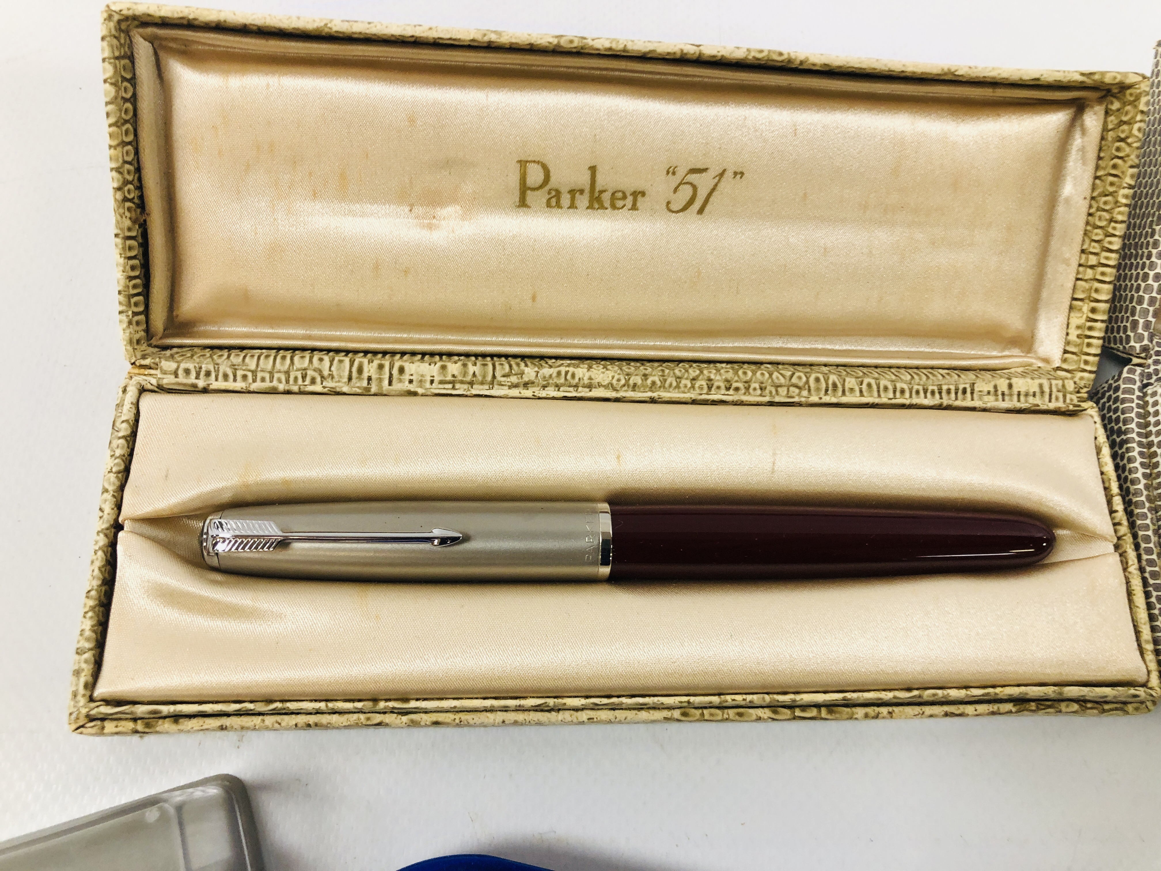 COLLECTION OF ASSORTED VINTAGE AND MODERN PARKER FOUNTAIN/PENS IN VARIOUS BOXES AND LOOSE SOME - Image 4 of 7