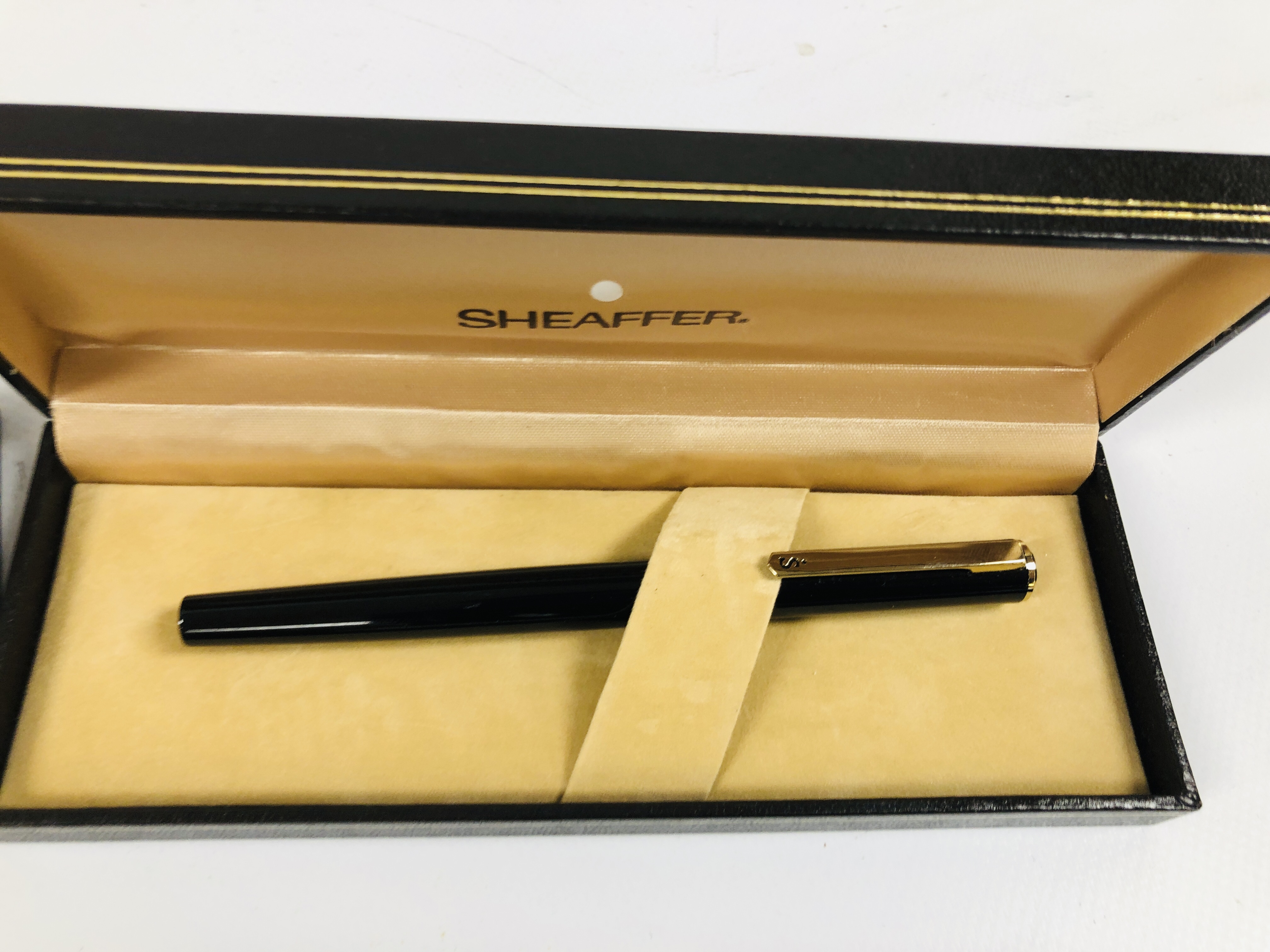 FOUR SHEAFFER PENS TO INCLUDE TWO FOUNTAIN PENS IN ORIGINAL GIFT BOXES AND A FURTHER SHEAFFER BALL - Image 2 of 7