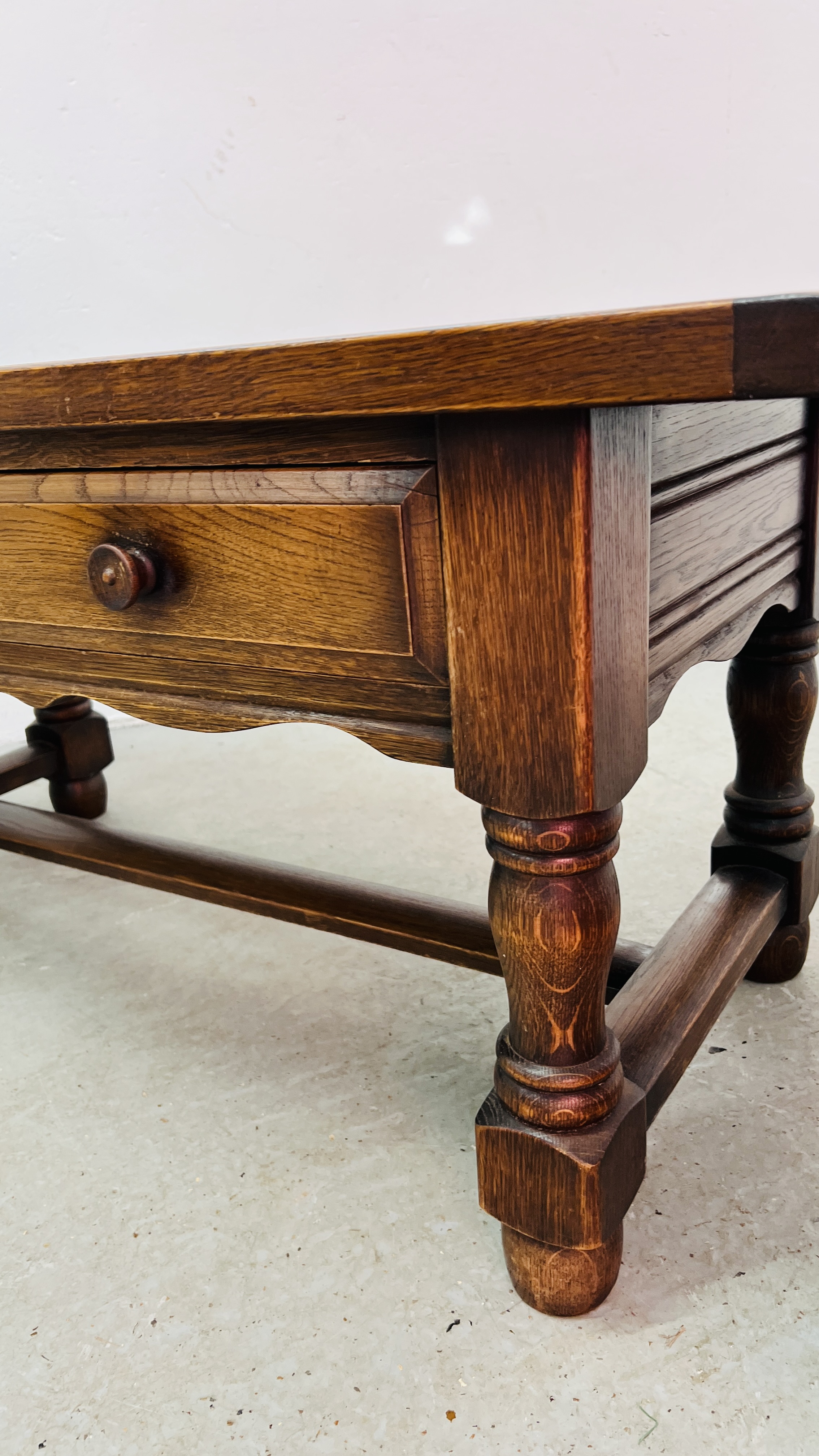 A NEST OF THREE OAK GRADUATED OCCASIONAL TABLES, RECTANGULAR TWO DRAWER OAK COFFEE TABLE WIDTH 49CM. - Image 4 of 12