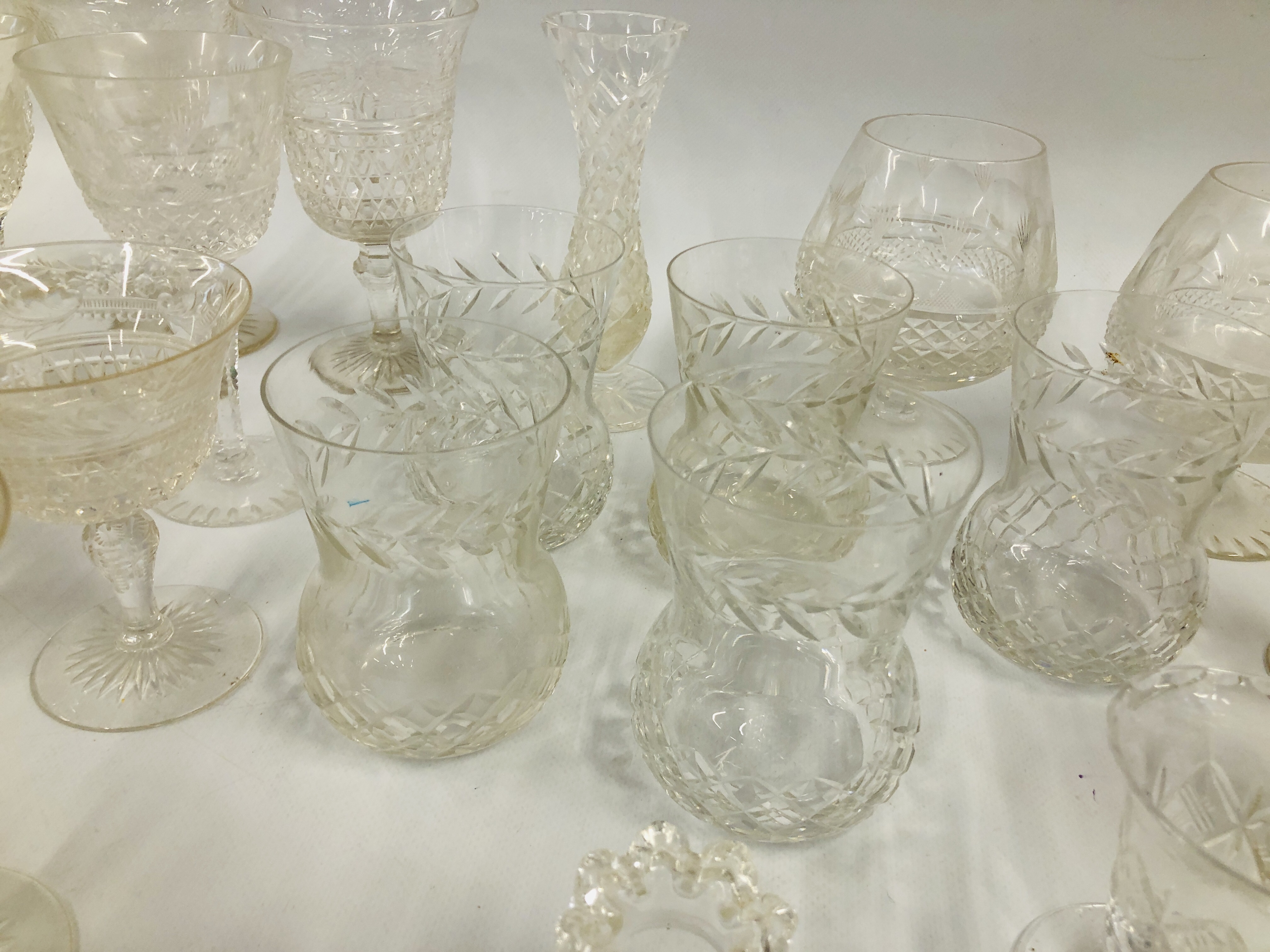 COLLECTION OF GOOD QUALITY ART GLASS CRYSTAL DRINKING GLASSES, VASE, BRANDY GLASSES, ETC. - Image 4 of 6